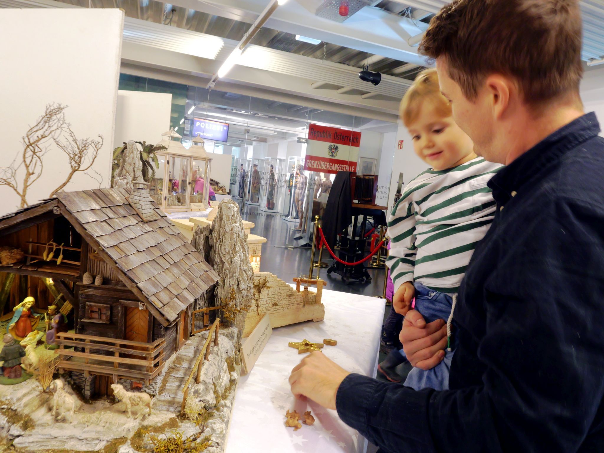 Auch der Nachwuchs durfte die bezaubernden Krippen bewundern.