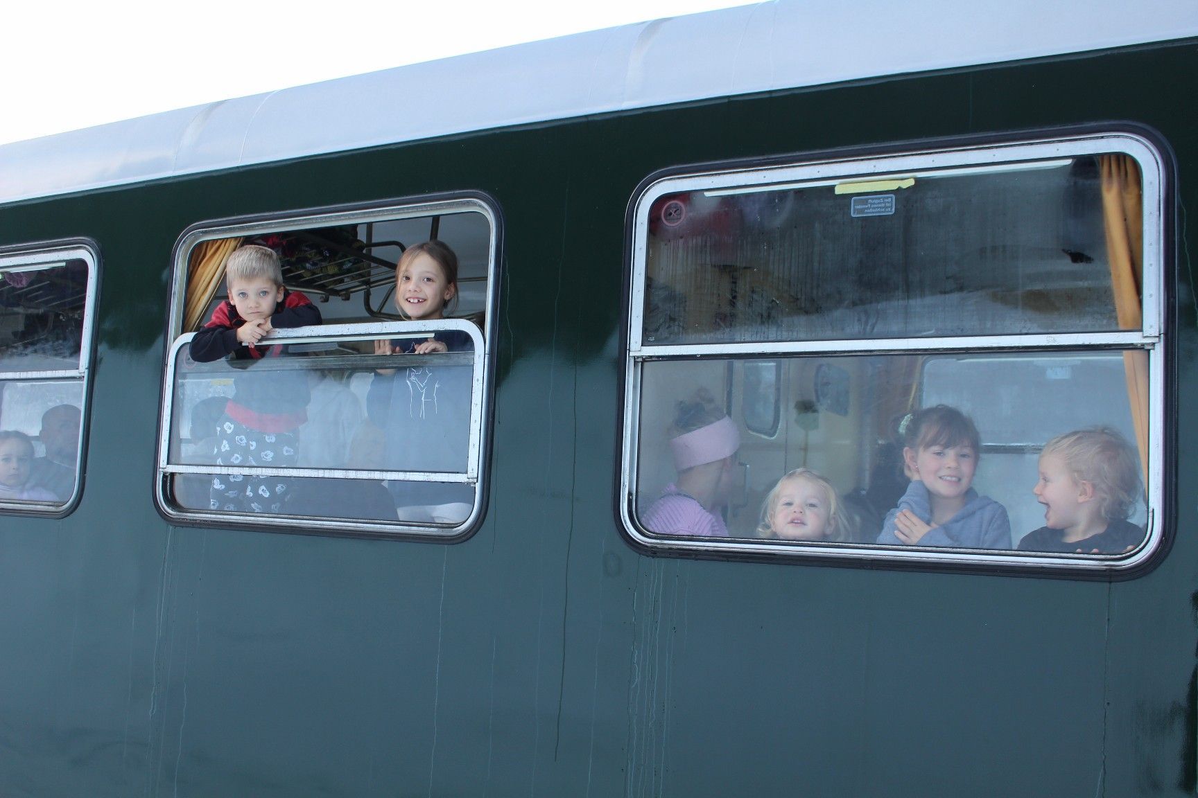 Manche drücken sich die Nase an der Fensterscheibe platt, andere öffnen trotz der Kälte gleich das Fenster, um ja nicht zu versäumen, wie der Nikolaus zusteigt.