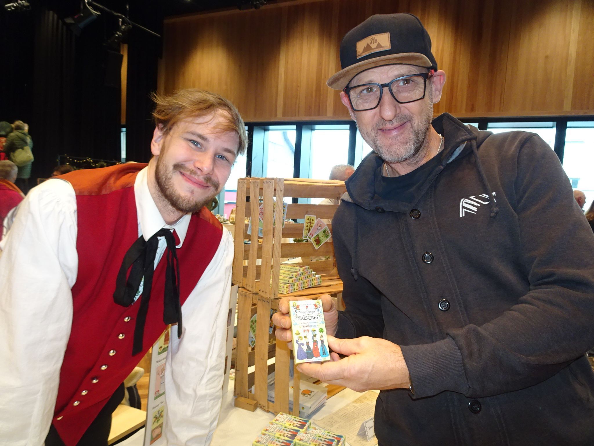 Zum Geburtstag gab es für Roman Zöhrer originale Vorarlberger Jasskarten von Konrad Hämmerle. 