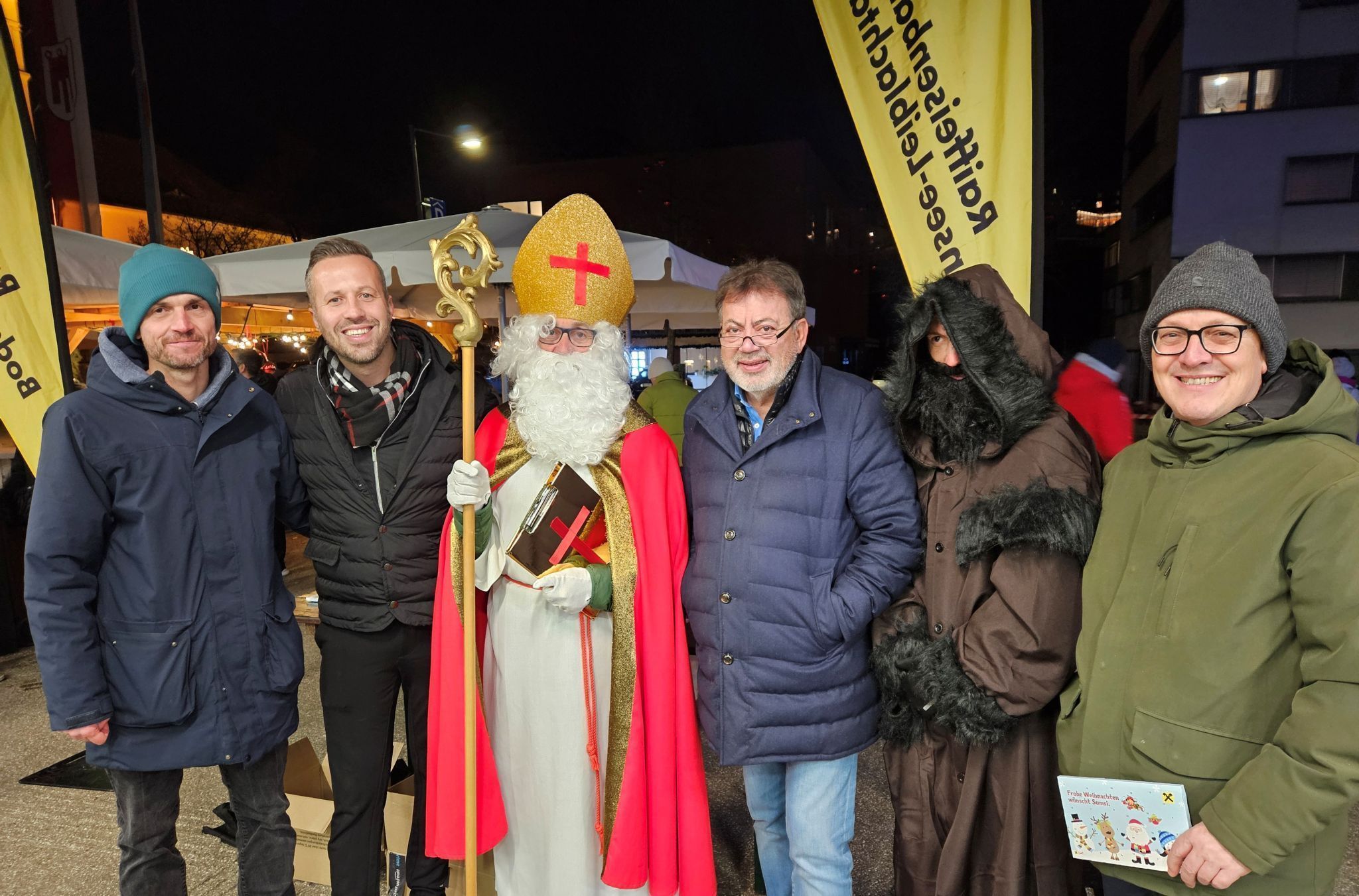 Der Nikolaus und sein Krampus mit Dalibor Martinovic, Frank Horlacher, Egon Haag, sowie Norbert Hehle von der Raiffeisenbank Bodensee-Leiblachtal; im Bild von links.