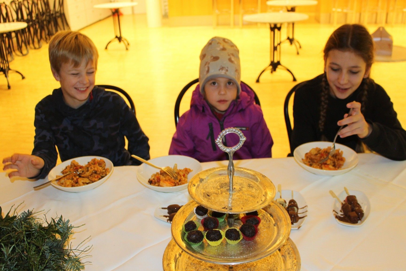 Bis für dieses neugierige Trio die Entscheidung für die weitere Schullaufbahn ansteht, vergehen noch ein paar Jährchen – aber informieren kann man sich doch schon einmal über Kostproben aus der Küche . . .