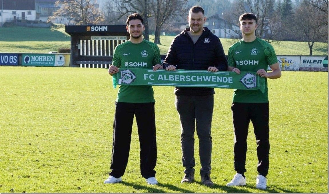 Alberschwende Sportchef Michael Weigl (Mitte) mit Melih Ali Akbulut (l.) und Eren Yüzüak.VEREIN