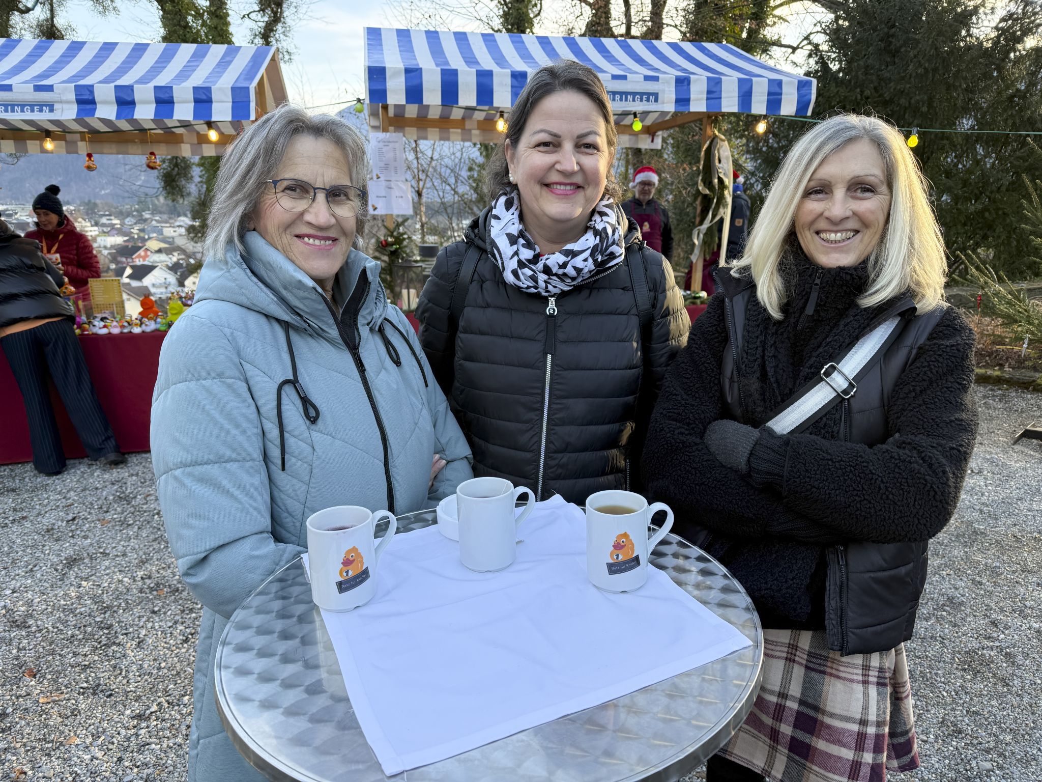Sybille Radl, Patrizia Beck und Elfi Bickel mit heißen Getränken