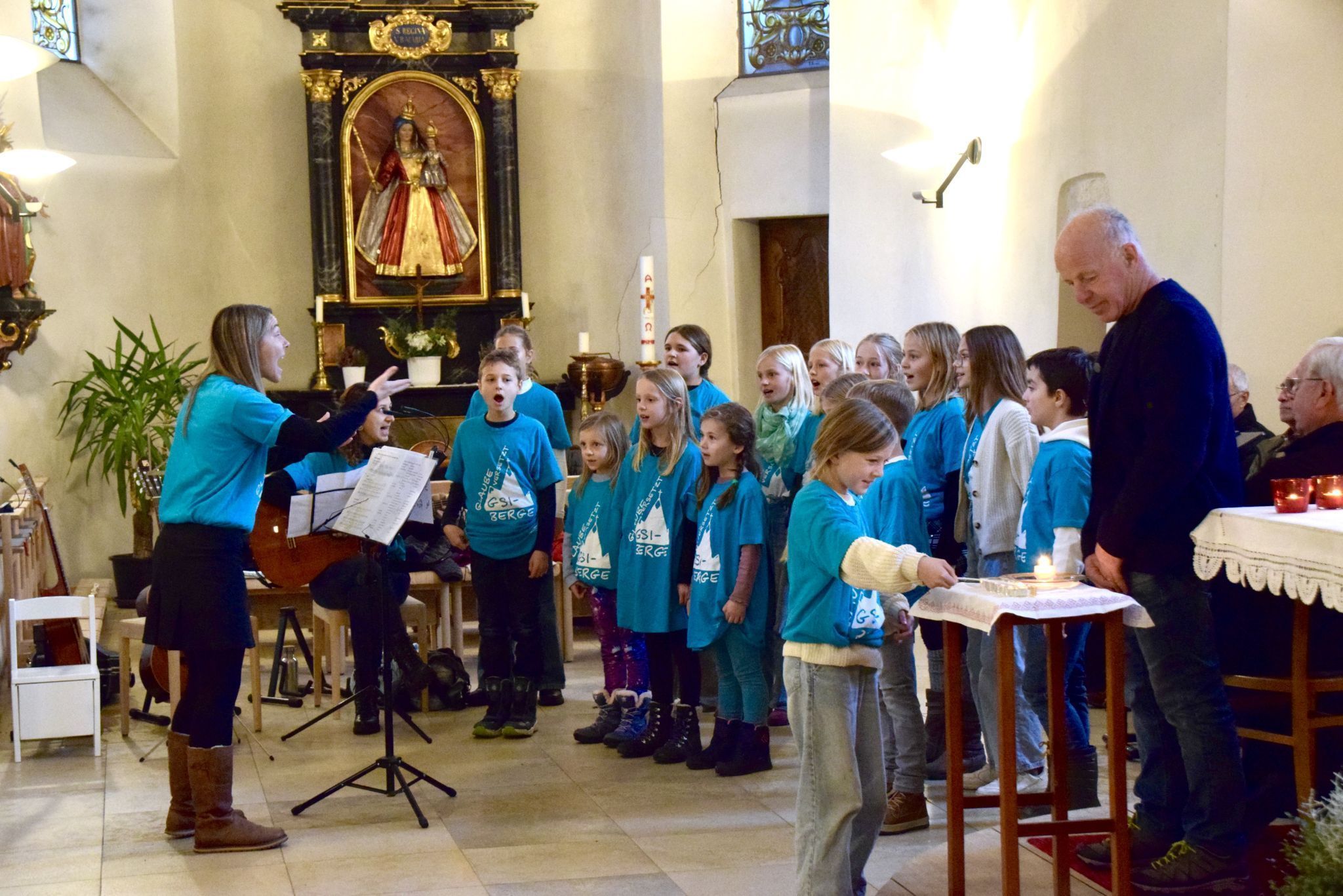 Der Kinderchor St. Anton unter der Leitung von Fabienne Netzer und Michaela Ganahl gestaltete die besinnliche Adventstunde mit.