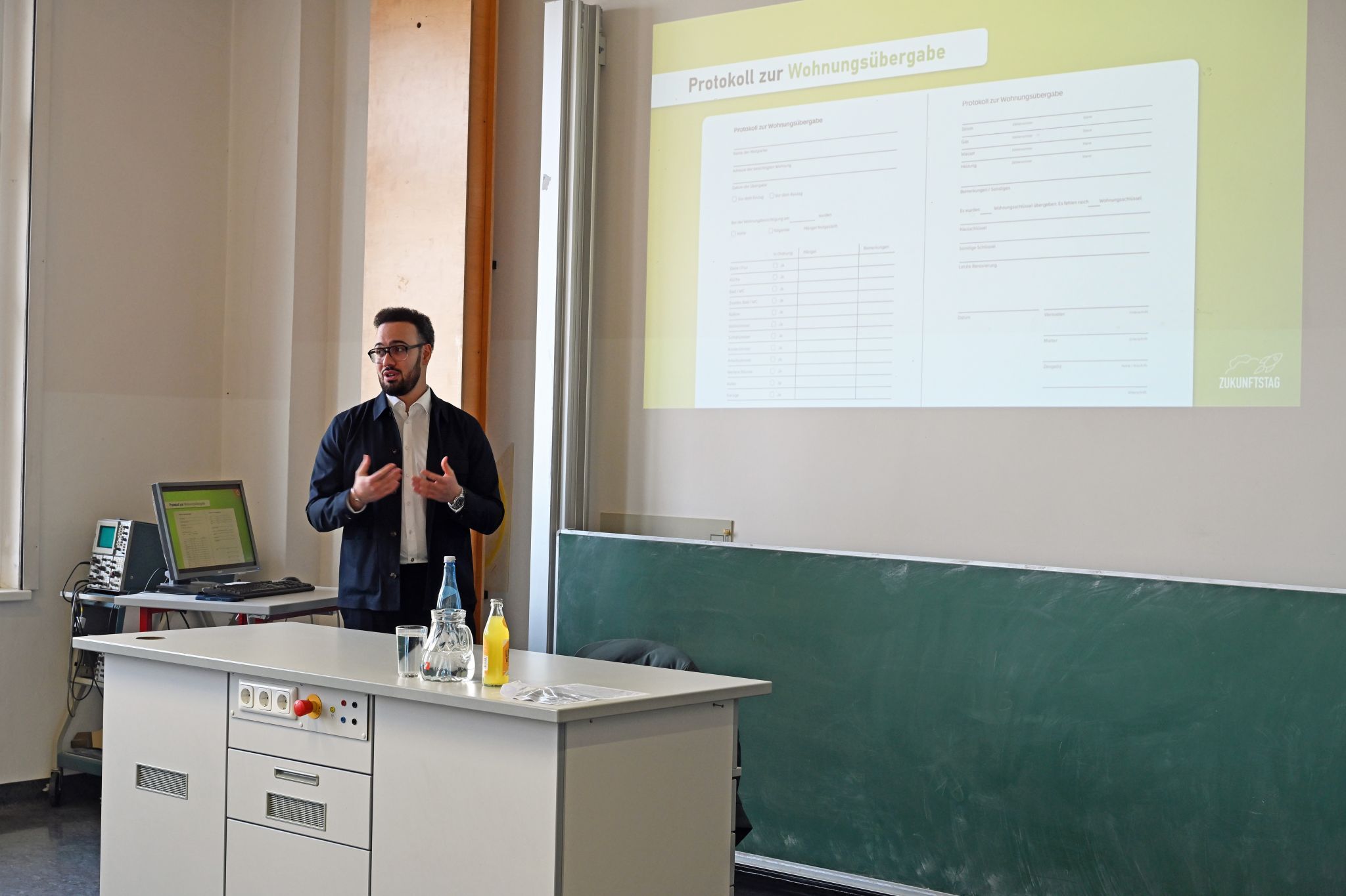 Luca Thaler von der NeuRaum Immobilien GmbH gab den Schülern praktische Tipps rund ums Wohnen.