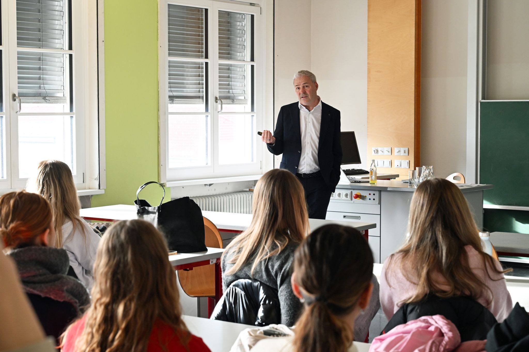In mehreren Workshops erhielten die Schülerinnen und Schüler praxisnahe Einblicke in die Bereiche Finanzen, Steuern und Wohnen.