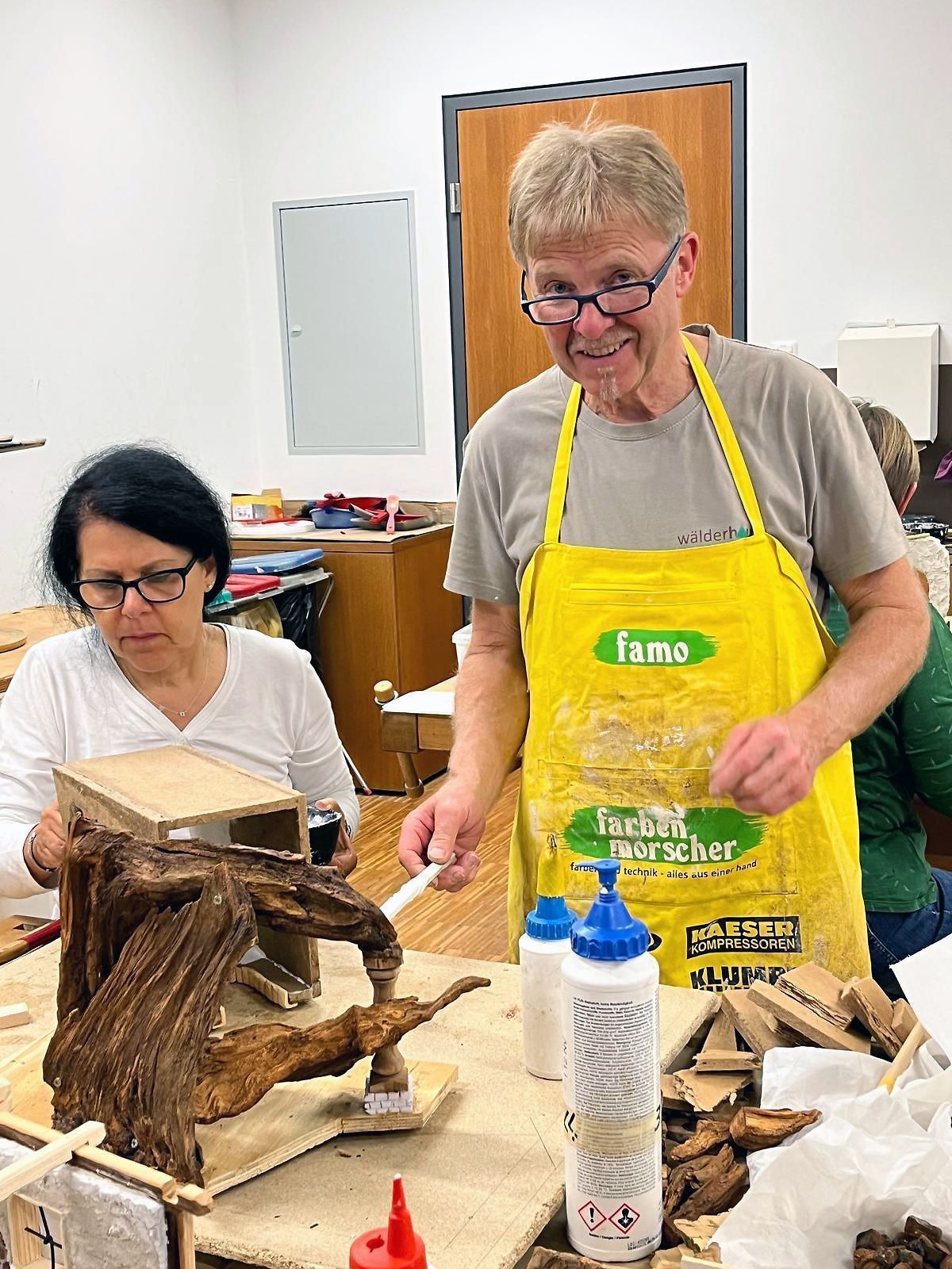 Hingabe und Freude am Detail bei den Krippenbaukursen im Bergdorf Buch.