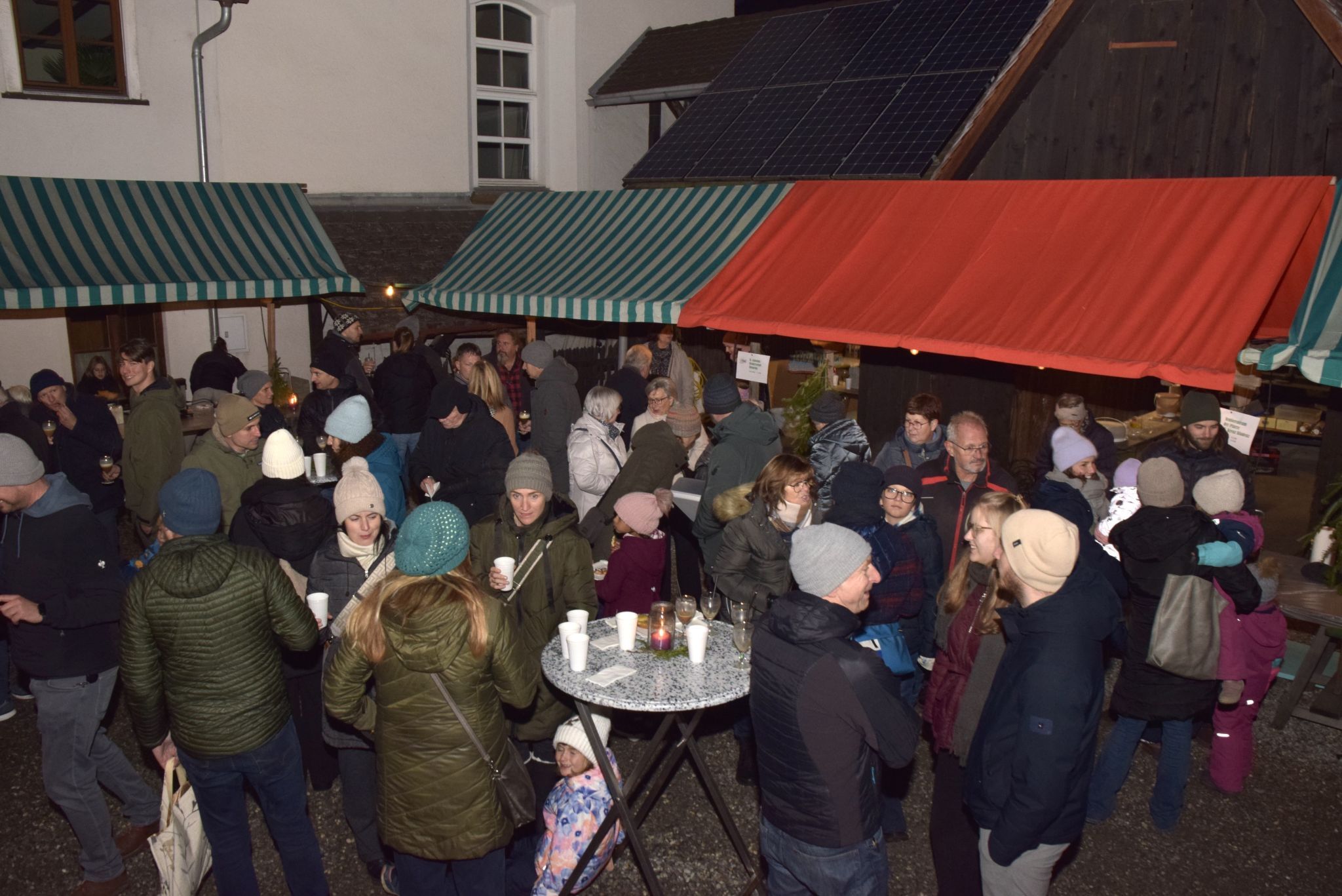 Das Adventmärktle im Innenhof des Klosters und die Tage zuvor stattgefundene musikalische Adventbesinnung in der Klosterkirche brachten zusammen rund 4500 Euro ein - für Menschen in Not.