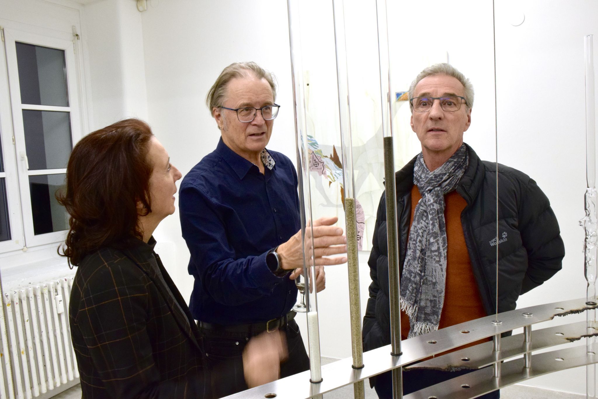 Dagmar Lang, Roland Haas und Edgar Winkler befassen sich mit der großen Kunstinstallation von Bianca Phos im Kunstforum Montafon.