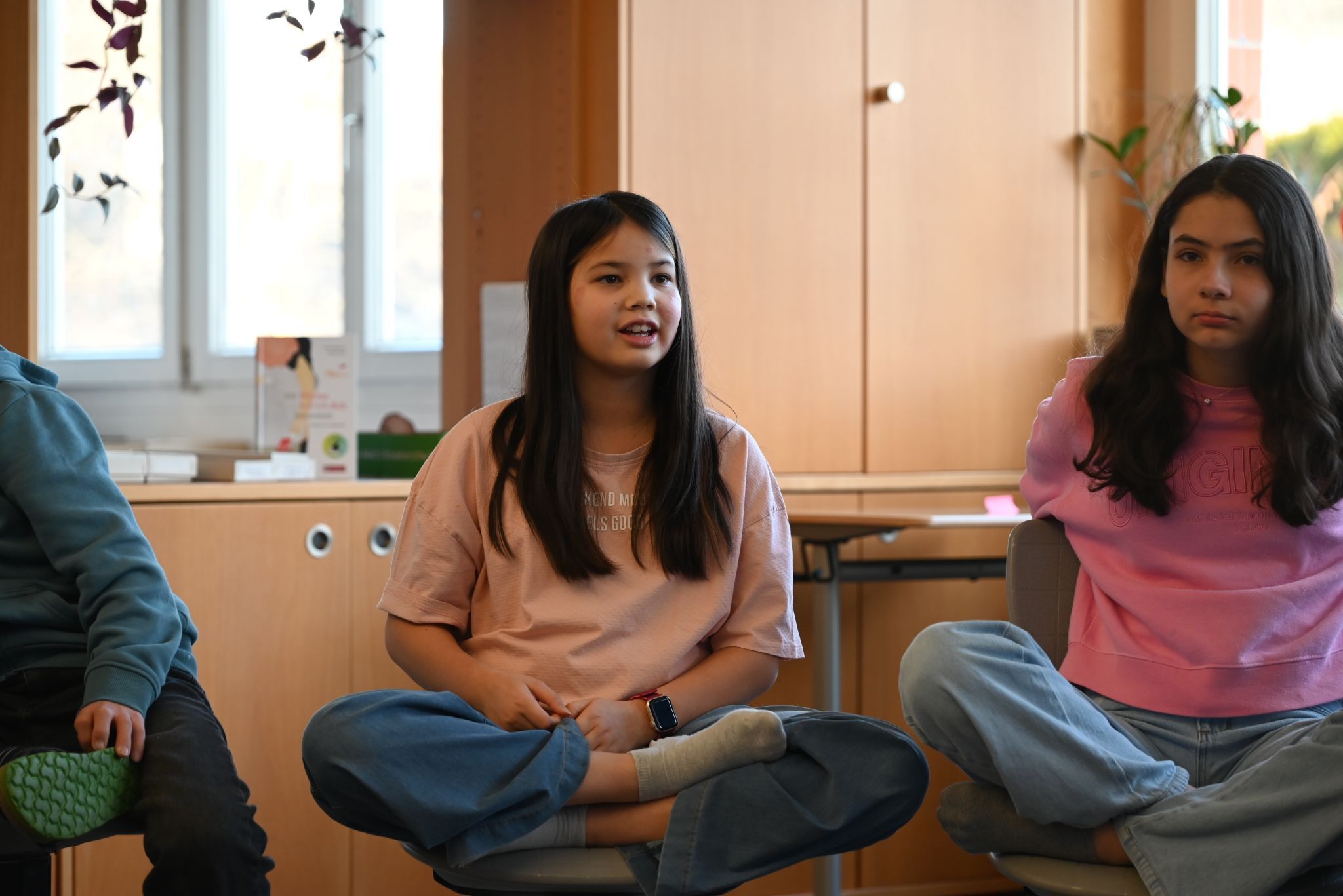Aurelia (links) hat eine Geschichte über eine Hund geschrieben, der gerne den Athleten im Sportstadion zusieht. 