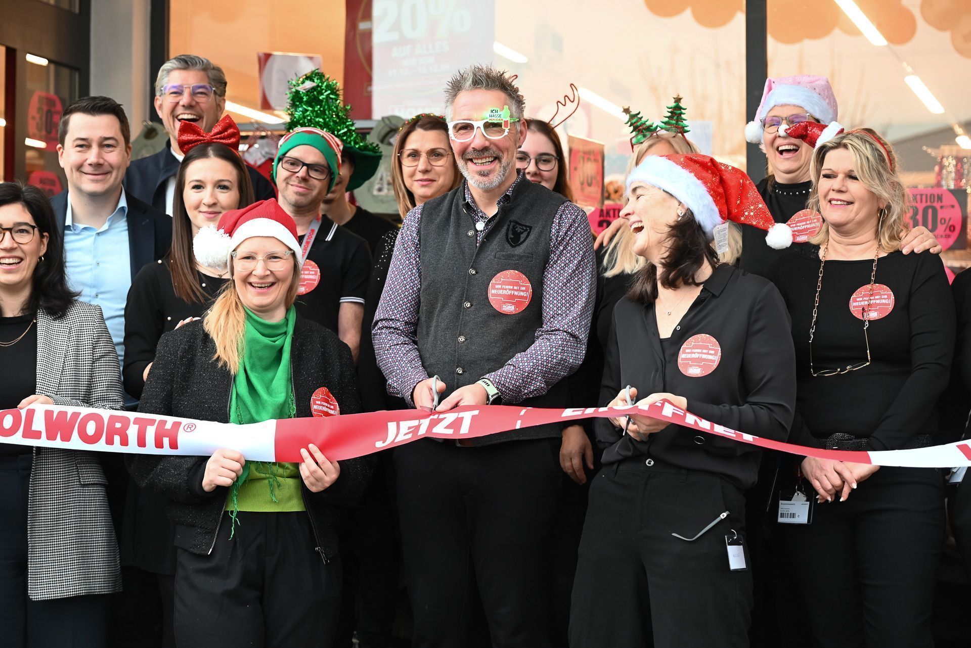 Mit Freude wurde das Woolworth-Band durchtrennt und damit die neue Filiale eröffnet.