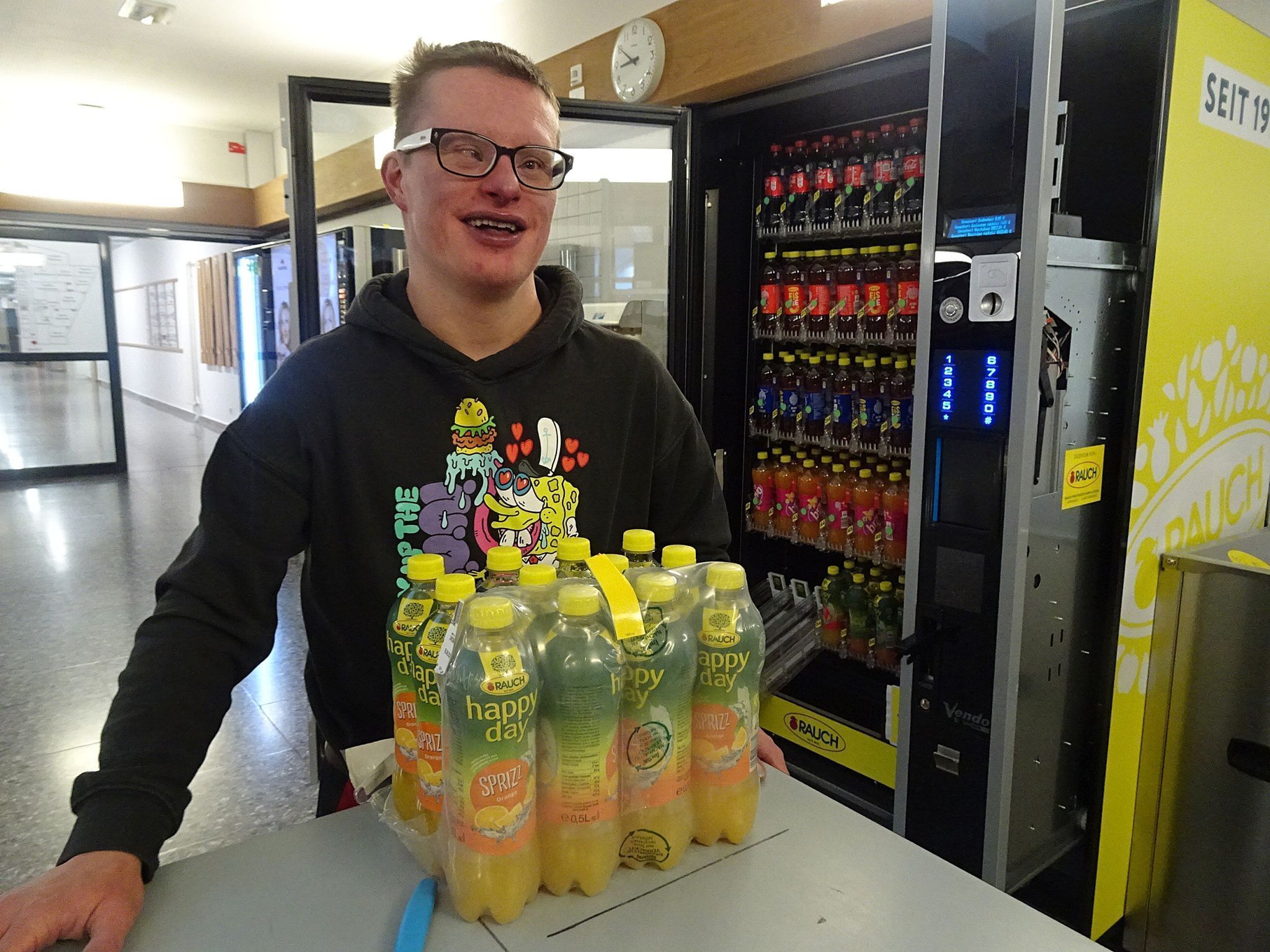 Thomas Hollenstein ist der gute Geist an der LBS1 in Dornbirn und bringt viel gute Laune an die Schule. 