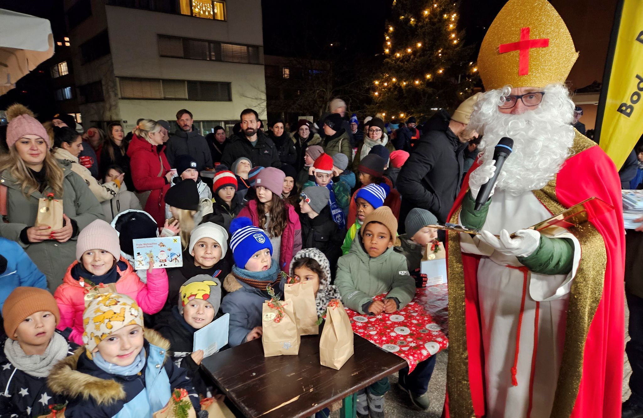 Für jedes Kind gab es in Nikolaussäckchen und einen süßen Adventkalender, großzügig gesponsort von der Raiffeisenbank Bodensee-Leiblachtal.