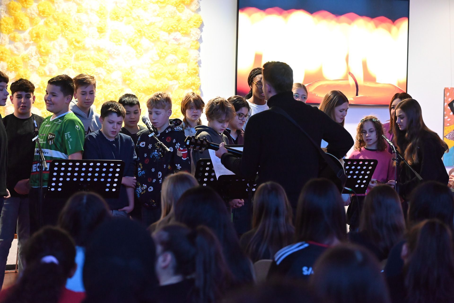 An der Mittelschule Hasenfeld fand am letzten Tag vor den Ferien eine interreligiöse Weihnachtsfeier statt.