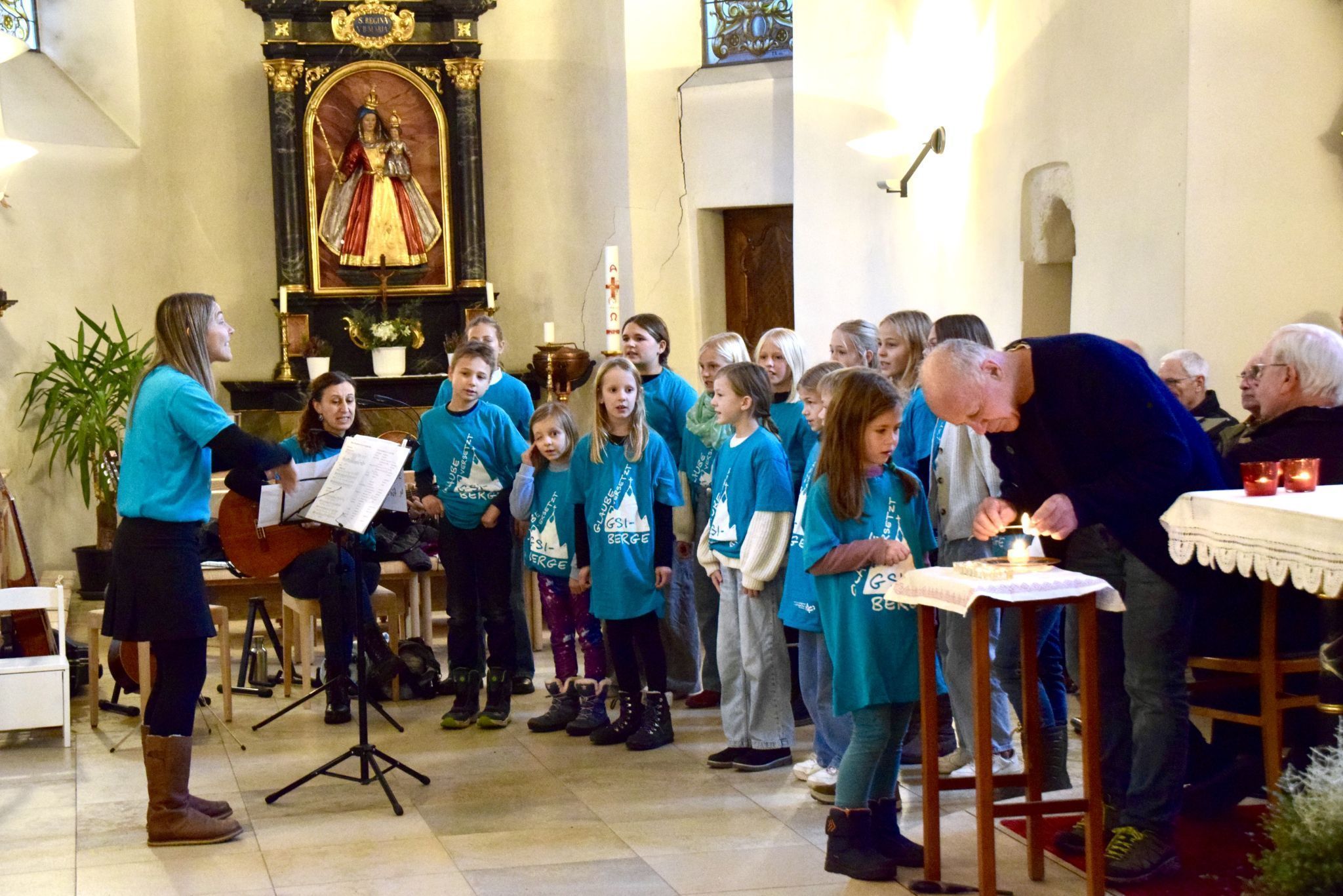 Der Kinderchor St. Anton unter der Leitung von Fabienne Netzer und Michaela Ganahl gestaltete die besinnliche Adventstunde mit.