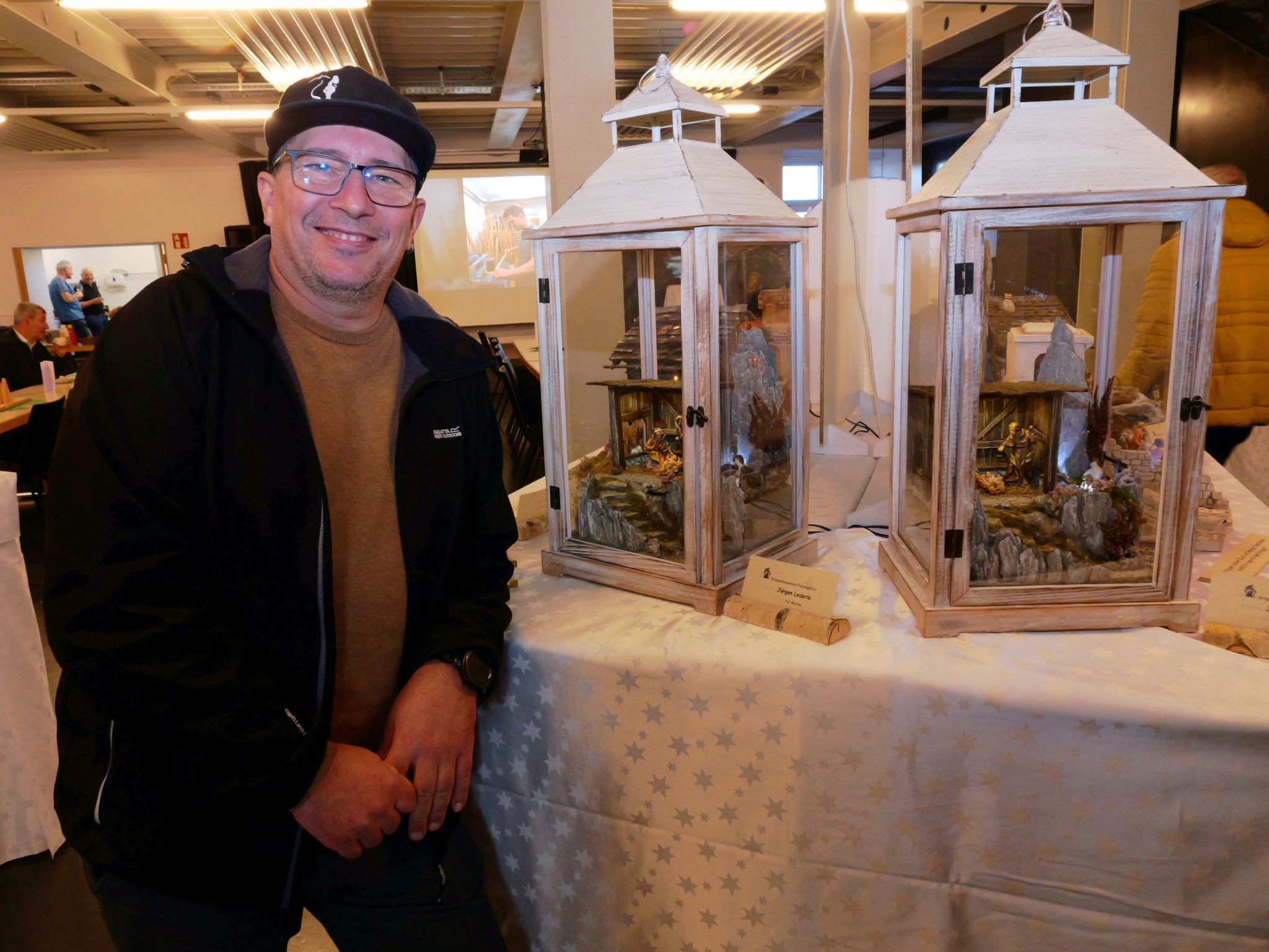 Obmann Jürgen Lederle demonstrierte mit zwei Laternenkrippen feines Gespür fürs Detail.