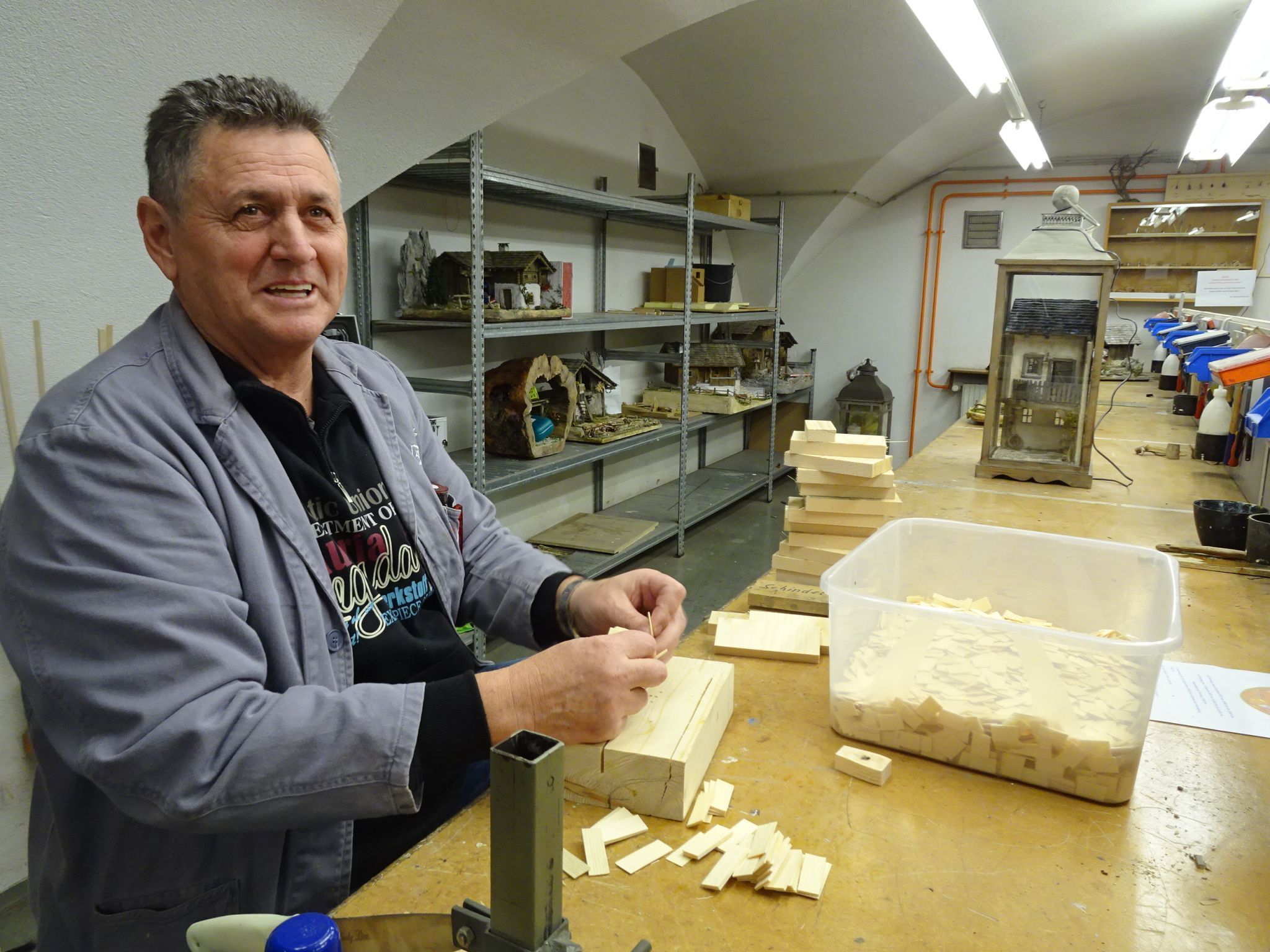 Die Männer vom Krippenverein ließen sich auch beim finalen Treffen nicht stressen, mit viel Humor und Gelassenheit wurden die Krippen noch fertiggestellt.