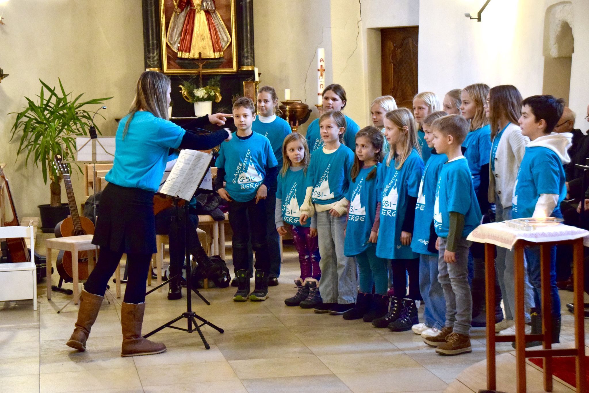 Der Kinderchor St. Anton unter der Leitung von Fabienne Netzer und Michaela Ganahl gestaltete die besinnliche Adventstunde mit.