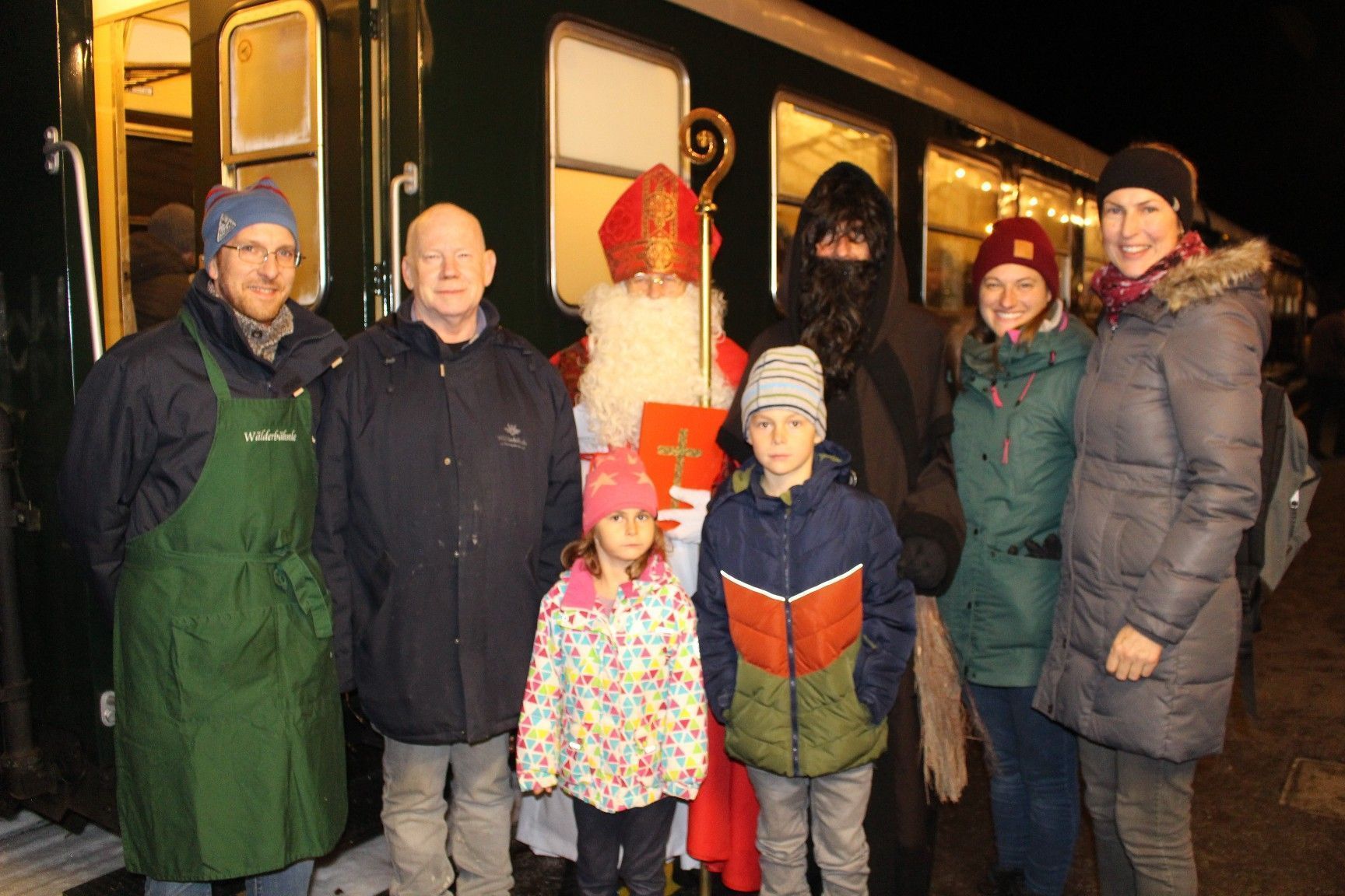 Nicht nur für die Kleinen gab es das Nikolaus-Säckchen, auch Patrick Lenz und Edmund Stross (links), die beim Jubiläums-Festabend verhindert waren, bekamen ihr Jubiläums-Präsent.