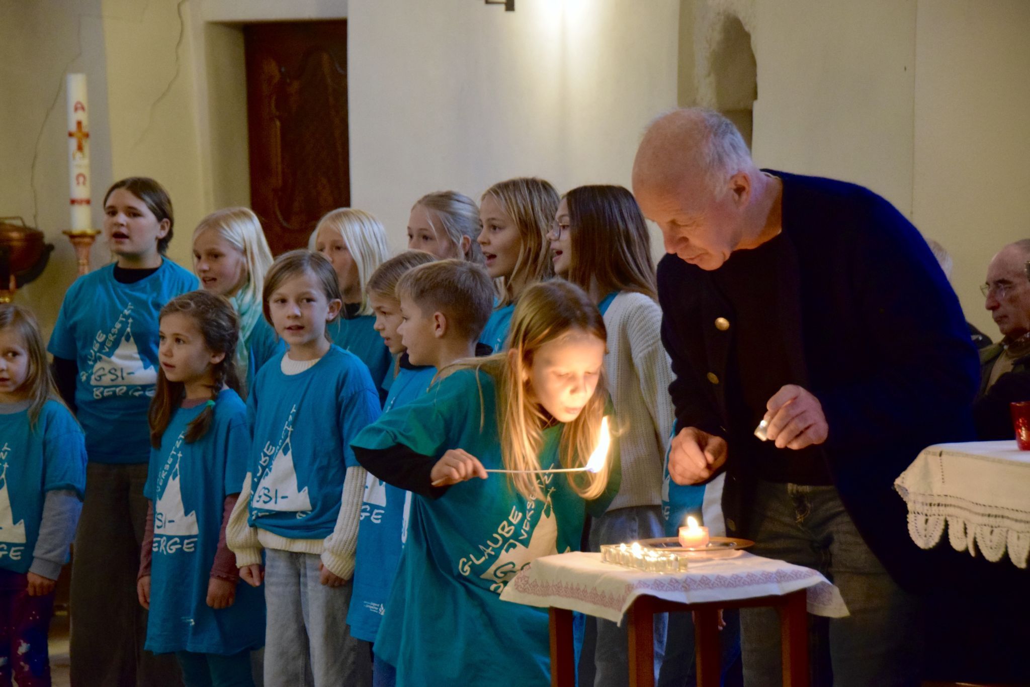 Der Kinderchor St. Anton gestaltete die besinnliche Adventstunde mit. Dabei wurden Kerzen entzündet.
