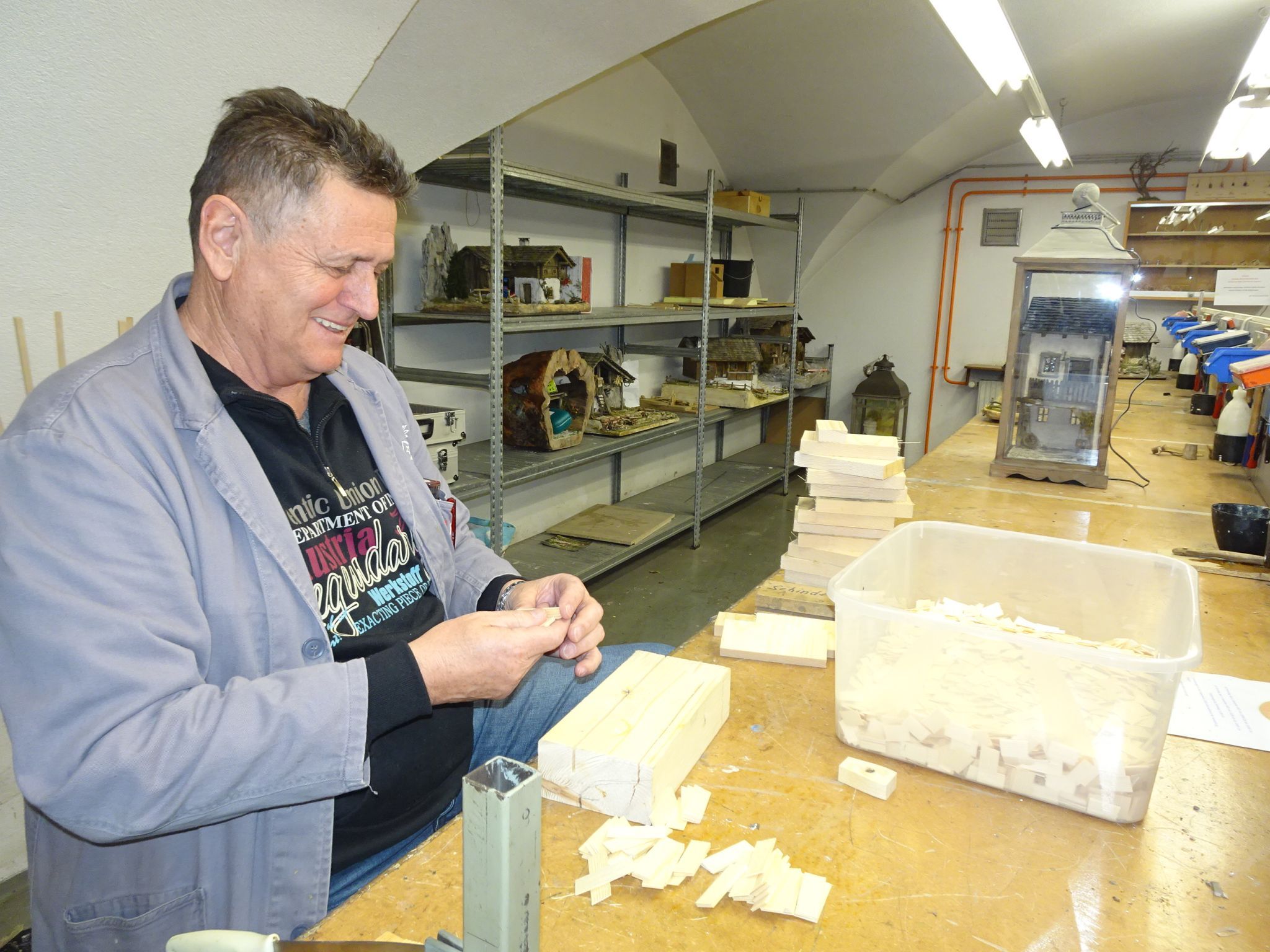 Karl Theußl war am Montagabend noch voll im Einsatz, um Dachschindeln herzustellen.