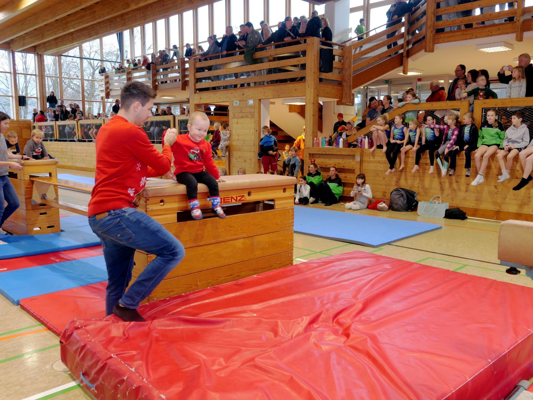 Als „Wirbelwind-Wichtel“ meisterten die Kleinsten spielerisch den aufgebauten Geräteparcours.