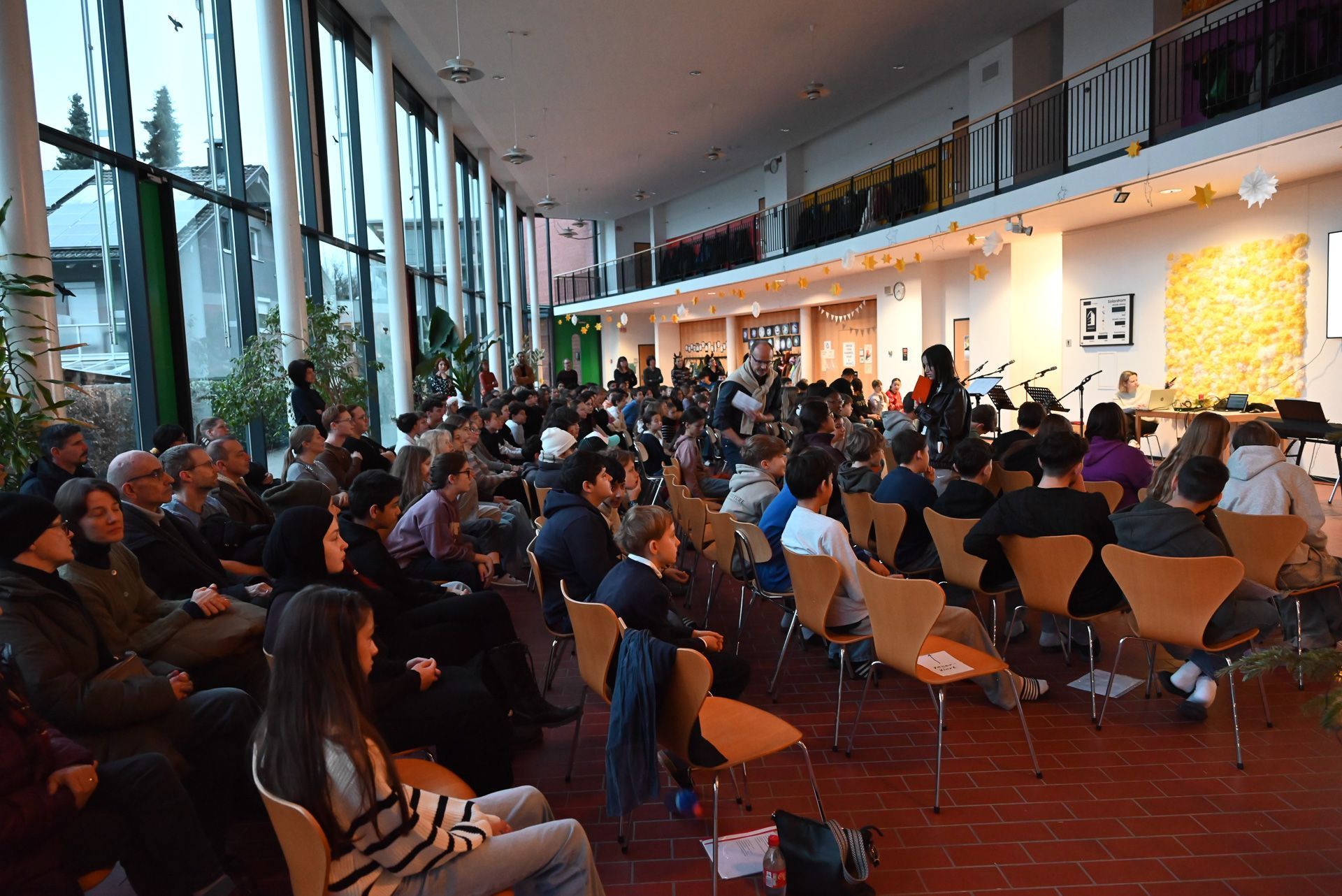 Eine voll besetzte Aula lauschte den Ausführungen der Drittklässler, die diese Feier gestaltet haben. 