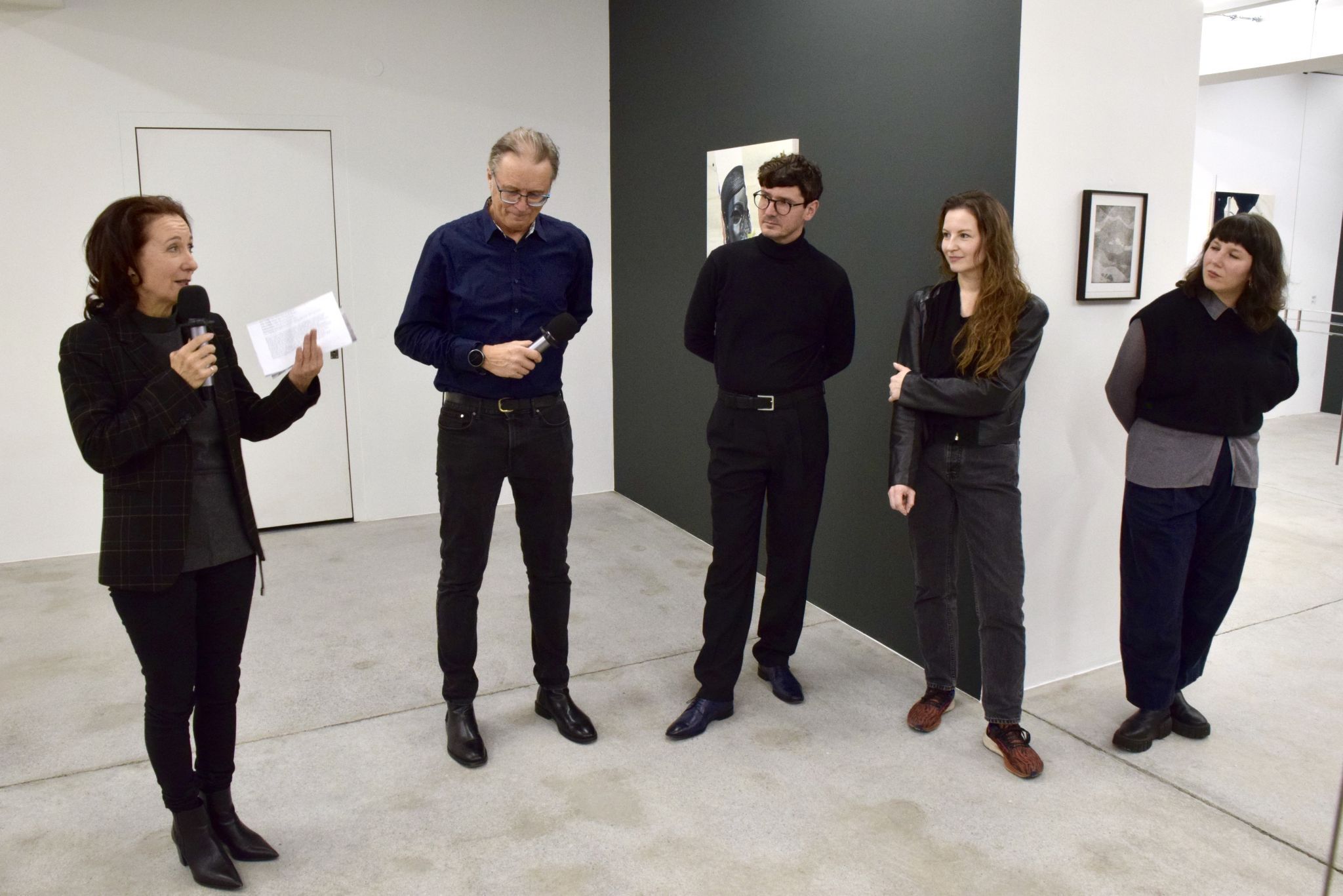 Dagmar Vonier (Obfrau des Kunstforum Montafon), Roland Haas (künstlerischer Leiter und Gründungsmitglied des Kunstforums), die beiden ausstellenden Künstler Markus Proschek und Bianca Phos sowie Vernissagerednerin Andrea Kopranovic, Assistenzkuratorin des Belvedere in Wien.