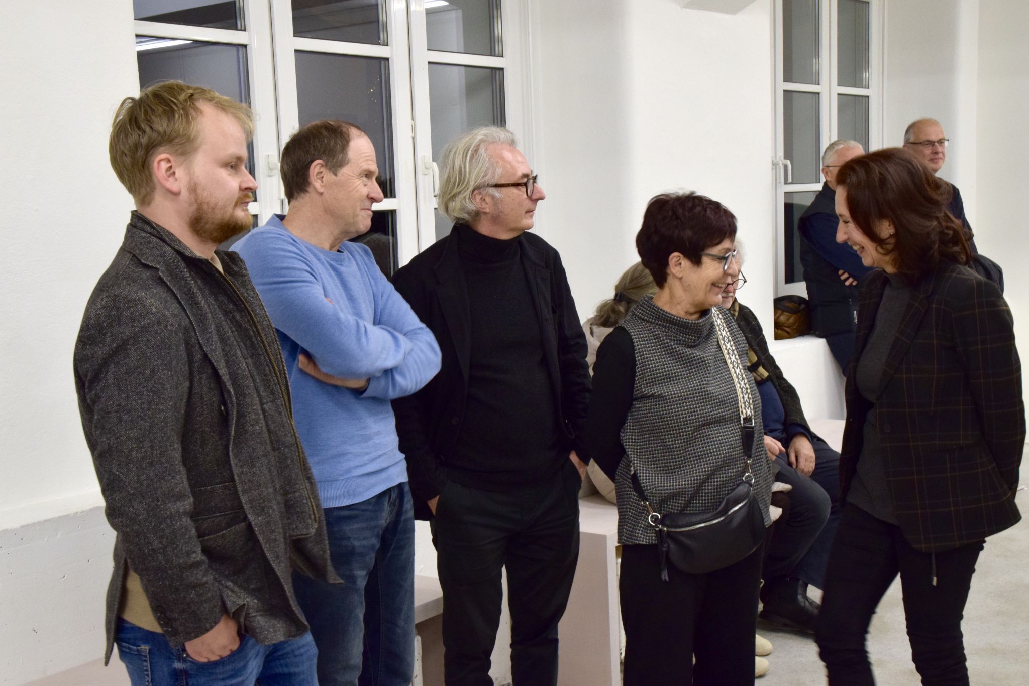 Dagmar Vonier (Obfrau des Kunstforum Montafon, rechts im Bild) im Gespräch mit Ausstellungsbesuchern.