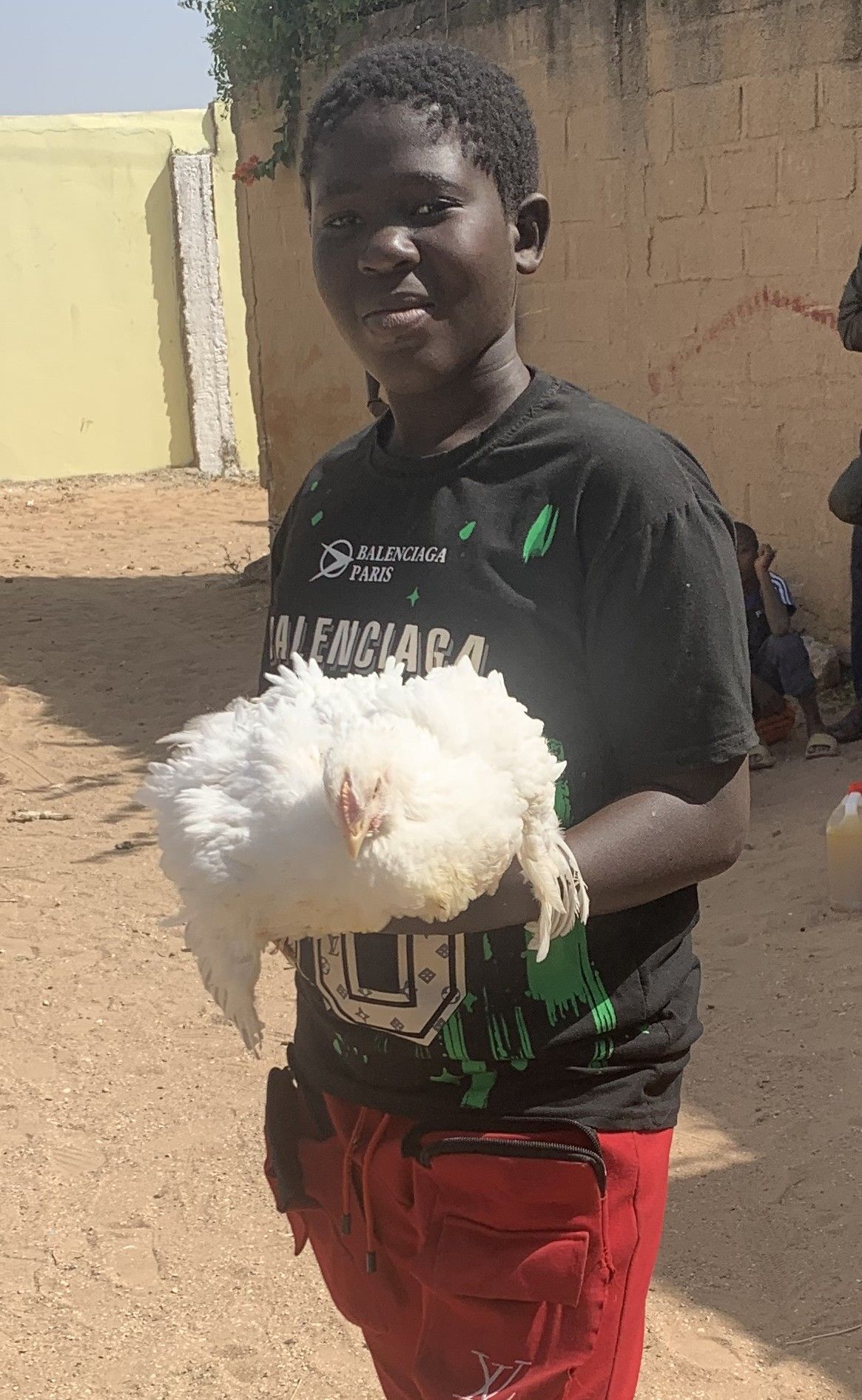 Glückliche Kinder trugen das Huhn aus dem Lebensmittelpaket nach Hause.