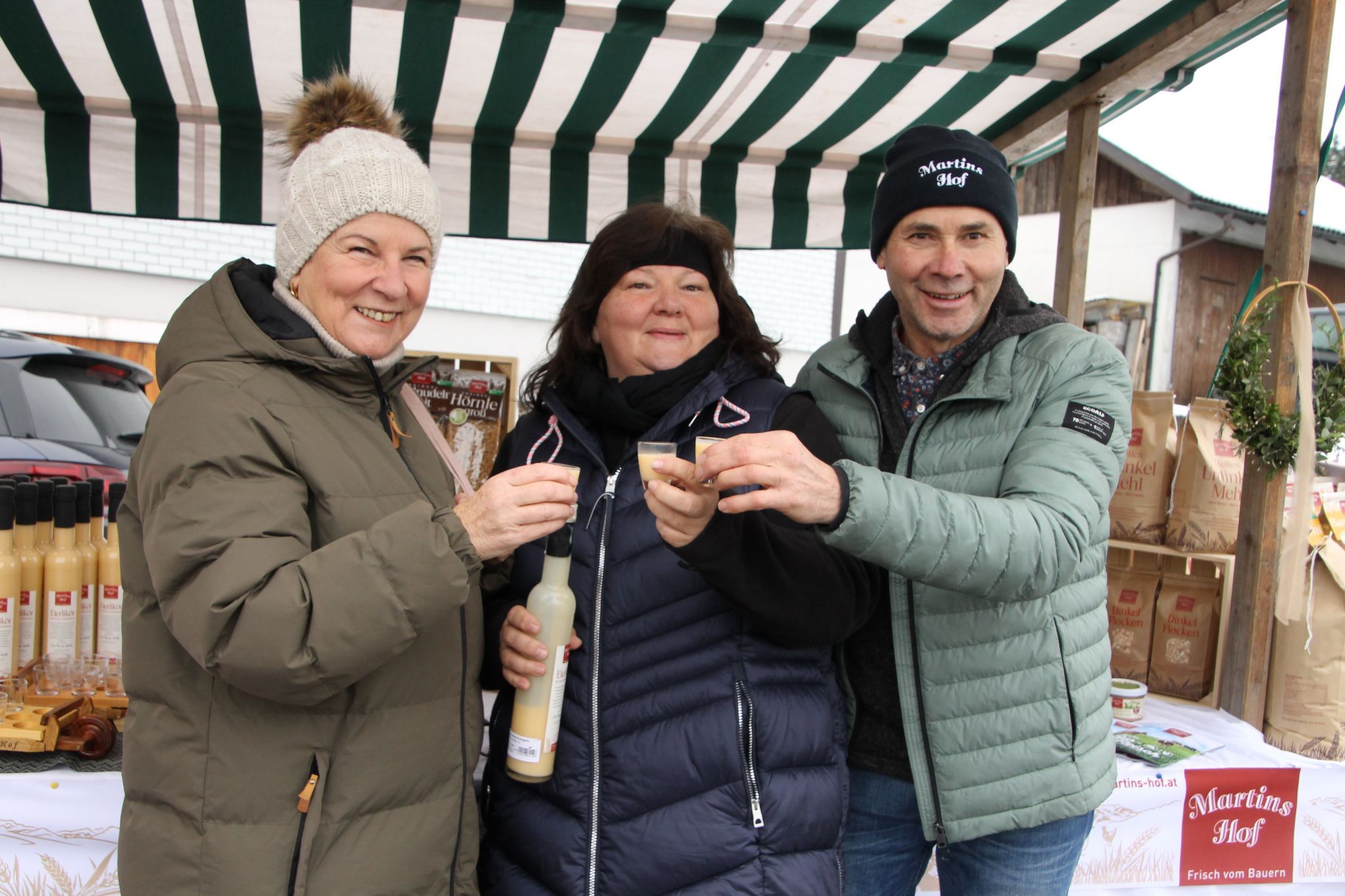 Ein Gläschen auf den Bucher Klosamarkt: Lotte, Annette und Bertram (Hauptkoordinator)