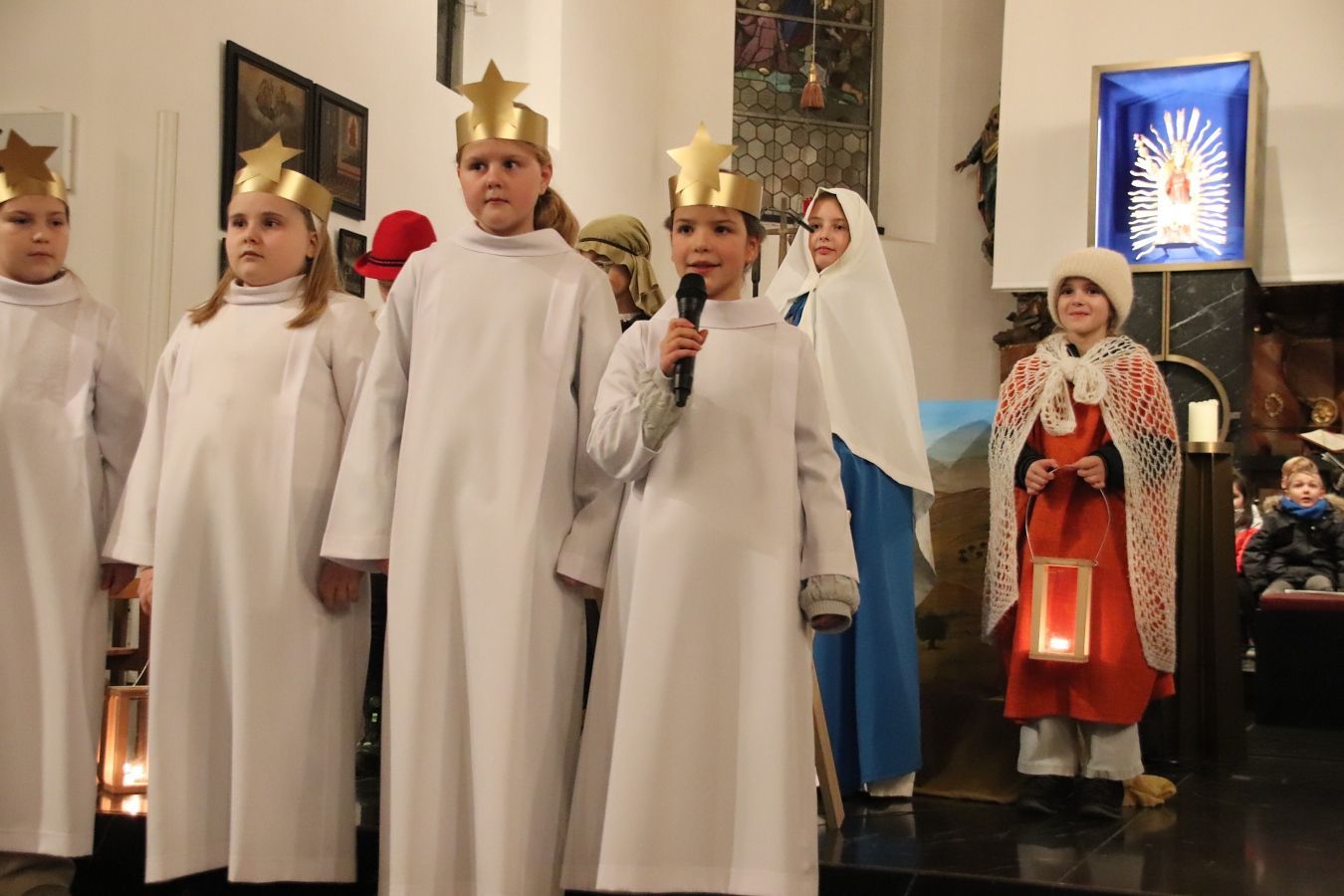 Die Schauspielerinnen brachten als Sterne Licht in die Welt.