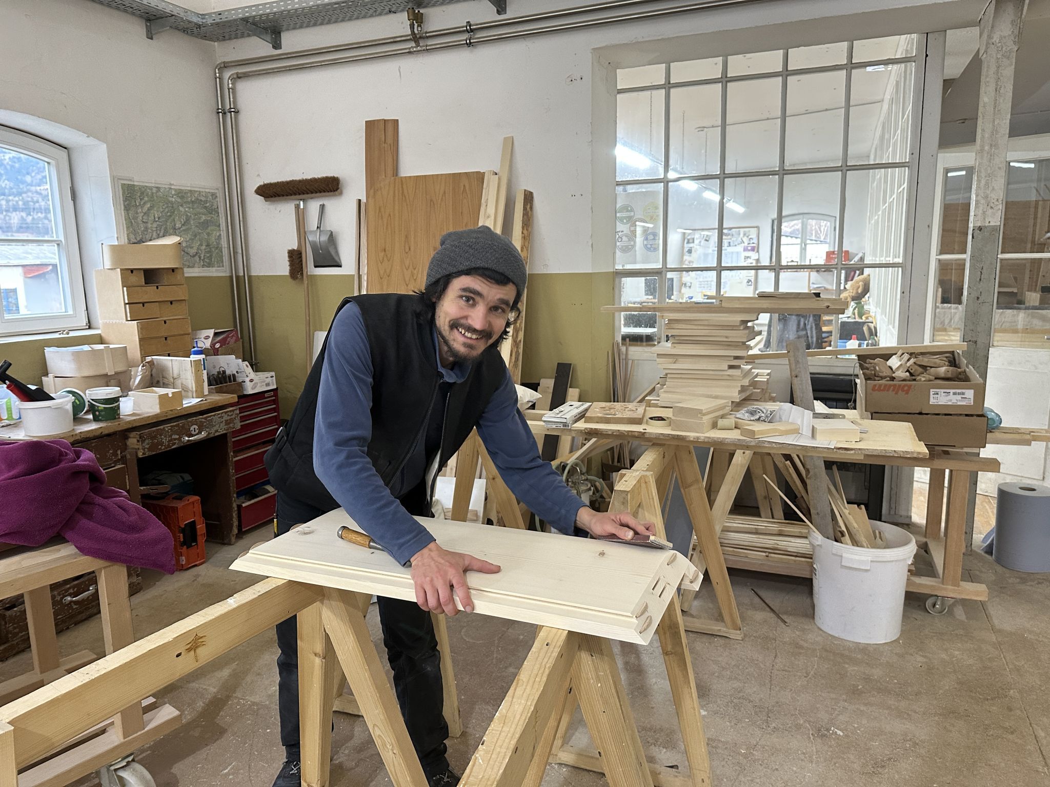 Seine Tischlerei befindet sich in der Fabrik Klarenbrunn in Bludenz, wo er das offene und innovative Klima besonders schätzt
