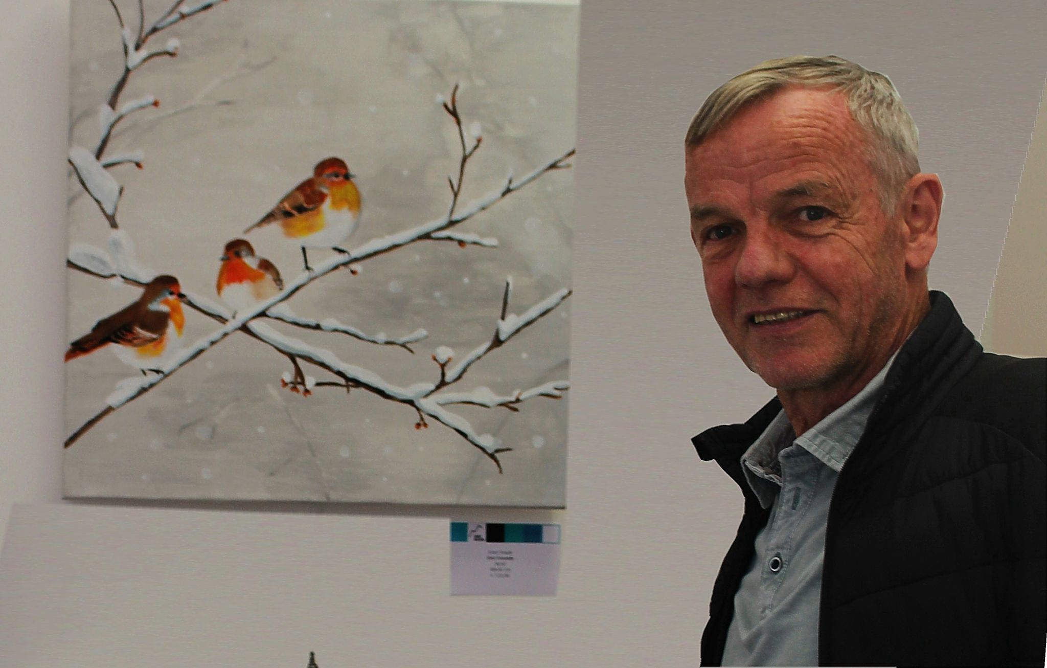 „Drei Freunde“ nennt der pensionierte Schulleiter Ernst Feurle sein Bild mit den drei Vögeln im Schnee. Er ist ein begeisterter Maler, der seine Leidenschaft fürs Malen auch in der Schule weitergeben konnte – etwa an Selina Giselbrecht.