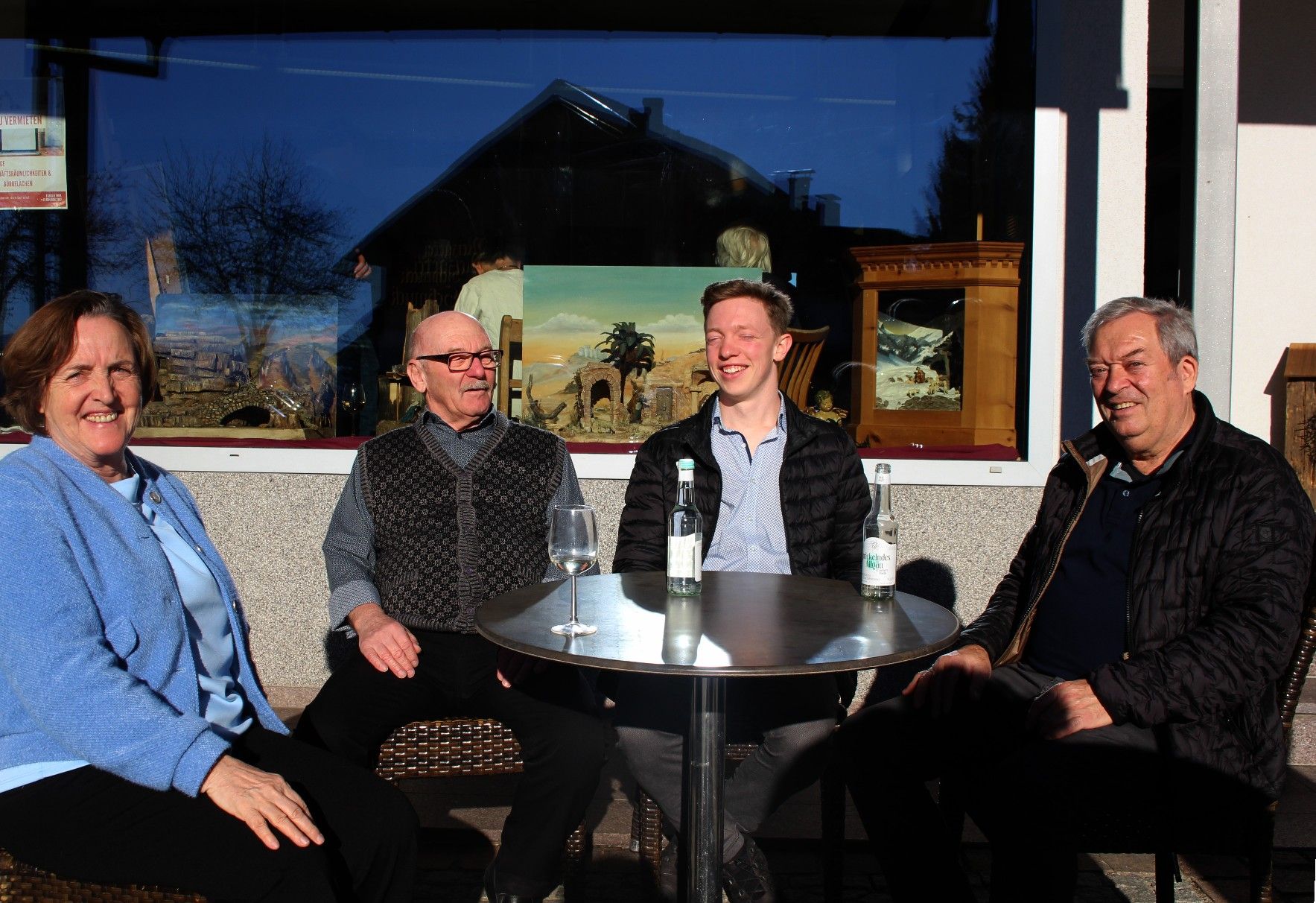 „Winter“ ist zwar das Motto der Ausstellung – Antonia Sinz, Franz und Jonas Vögel sowie Thomas Wörndle (v. l.) genossen bei der Eröffnung einen eher frühlingshaften Tag.