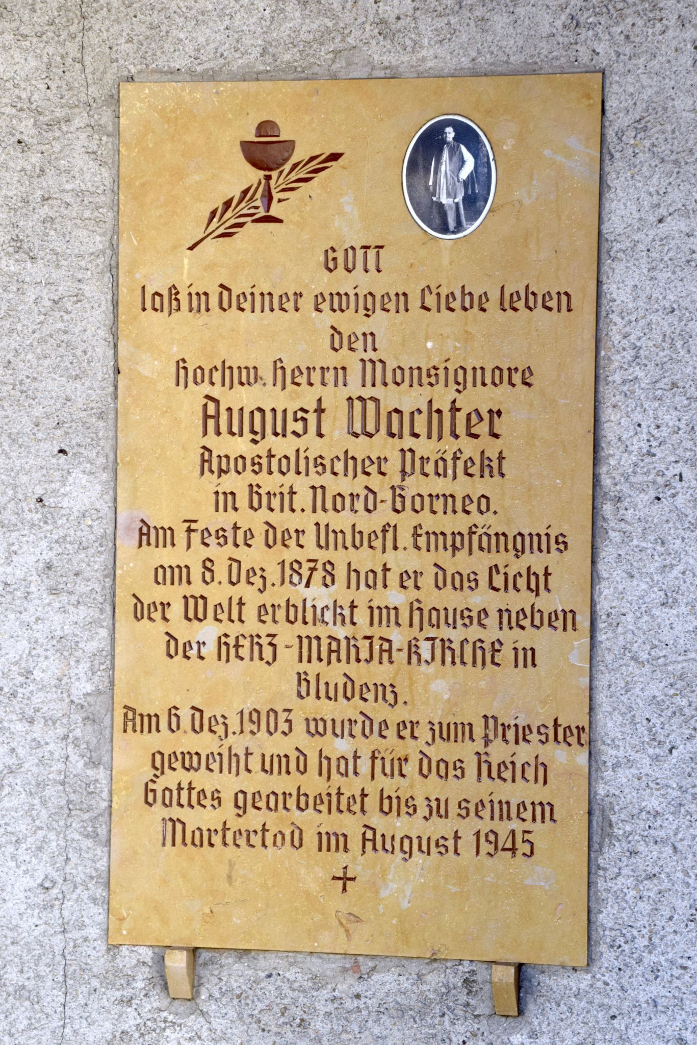 Diese Tafel neben dem Haupteingang erinnert an den Missionar aus dem Städtle.