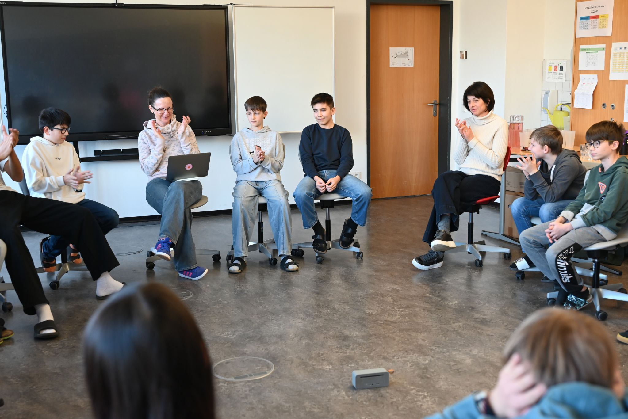 Gabi Hampson vom W*ORT hat den Schülern ihre fertigen Geschichten vorgespielt. 