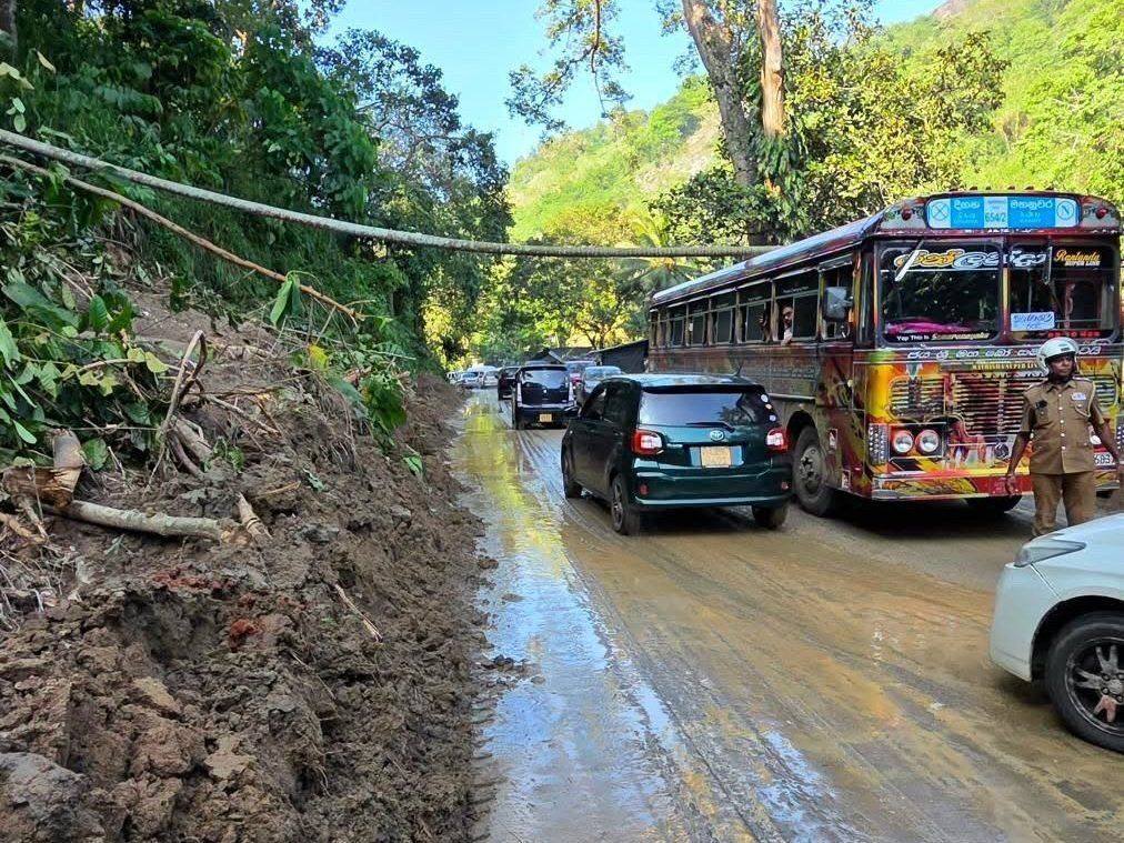 Zahlreiche Straßen wurden weggespült, die Menschen sind auf sich allein gestellt. (privat)