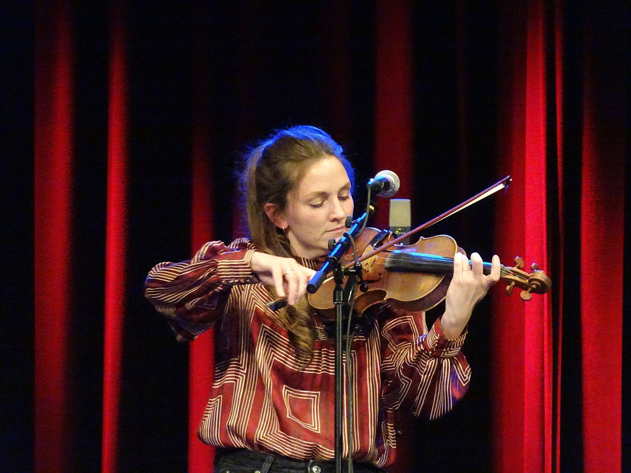 Megan Henderson an der Geige. 