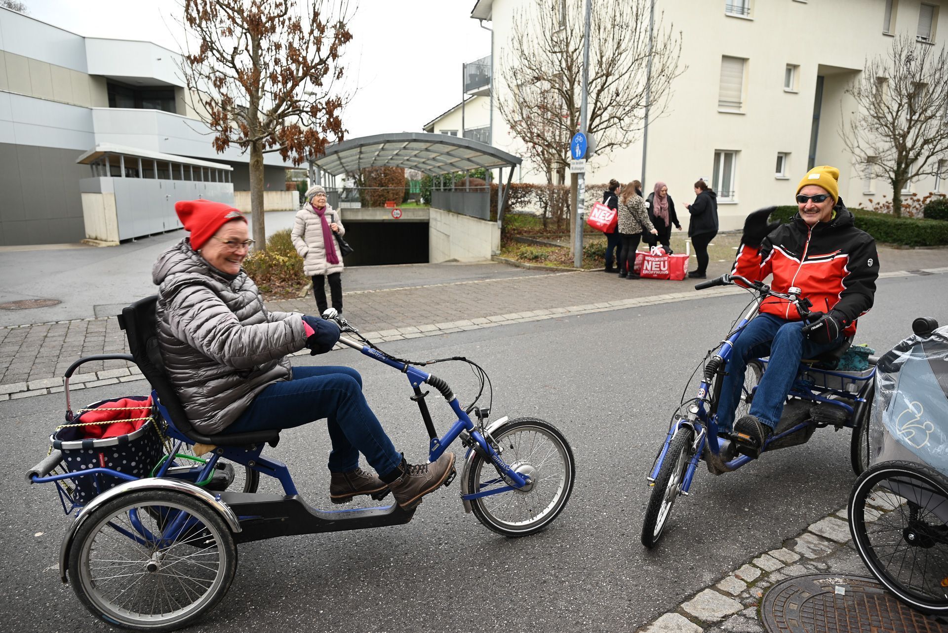 Viele sind mit dem Fahrrad und zu Fuß zur Neueröffnung angereist.