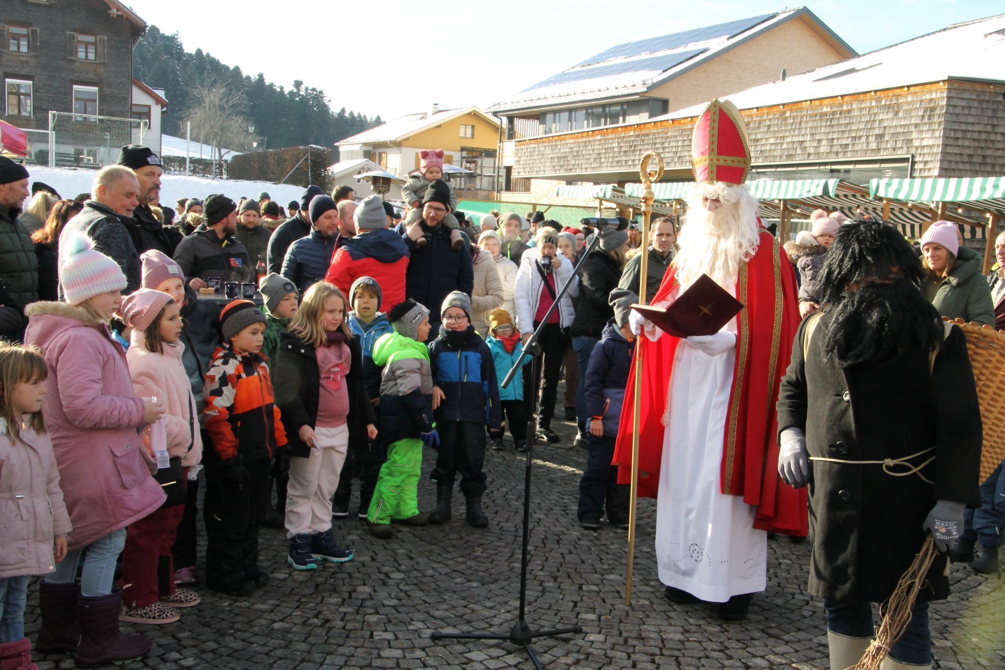Nikolausbesuch als Höhepunkt des Bucher Klosamarktes