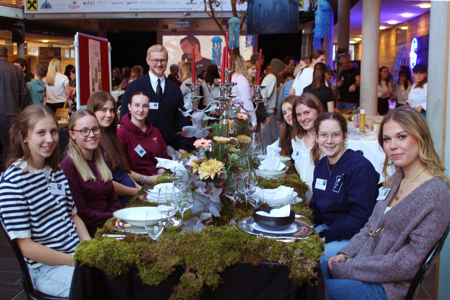 Platz nehmen in speziellem Rahmen: Ein besonders originell gestylter Tisch vermittelt einen Hauch von Picknick im Grünen.