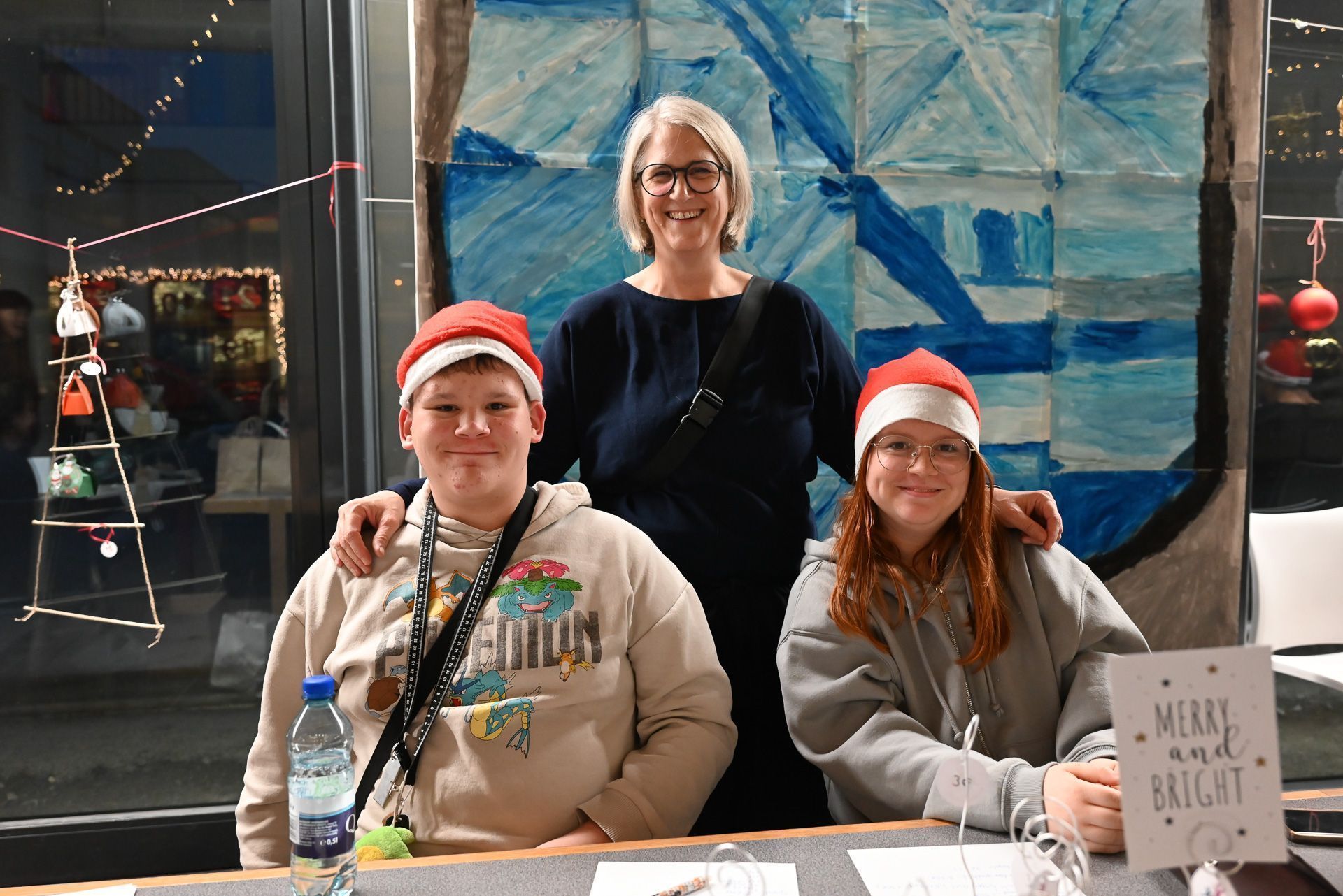 David und Elina mit Direktorin Simone Grabner-Vogel.