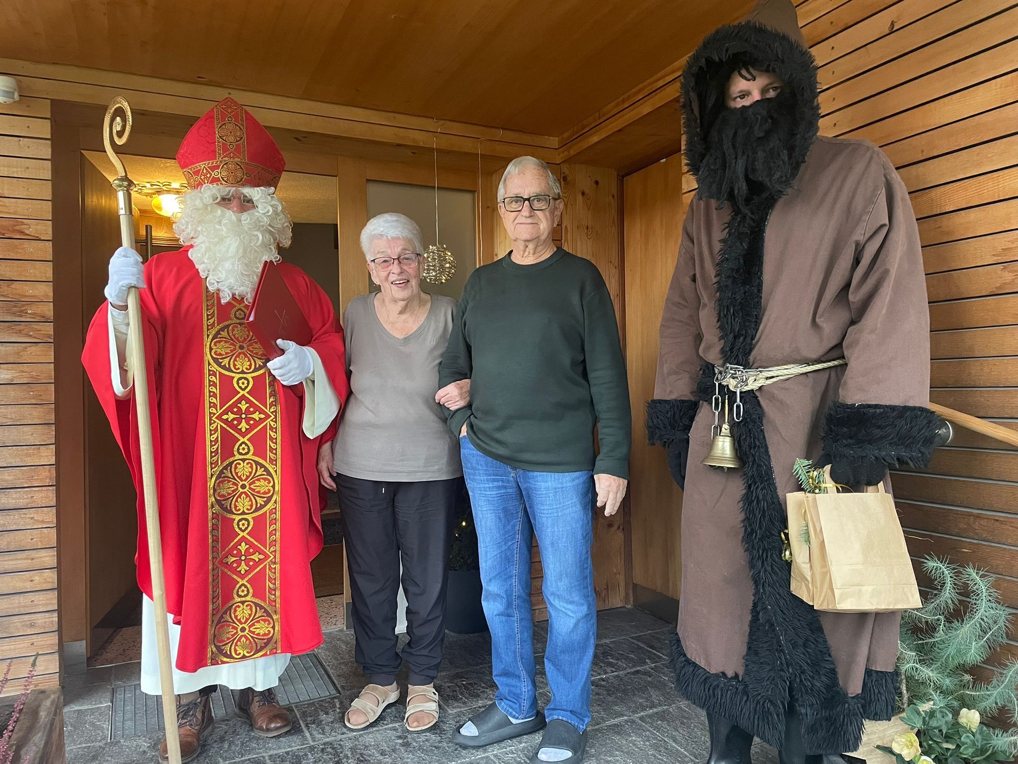Groß war die Freude über den Besuch von Nikolaus und Knecht Ruprecht.