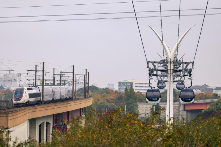Doppelmayrs längste Stadtseilbahn Europas in Paris eröffnet.