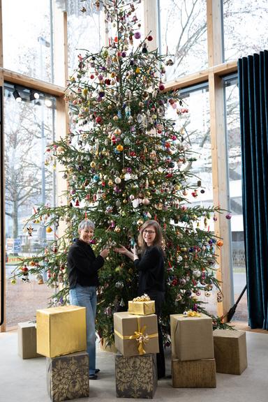 2500 Figuren, sechs Meter Höhe und ganz bewusst "schräg": Wo einer der meistbehängten Christbäume Vorarlbergs steht