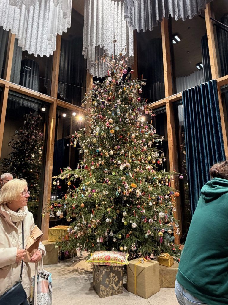 2500 Figuren, sechs Meter Höhe und ganz bewusst "schräg": Wo einer der meistbehängten Christbäume Vorarlbergs steht