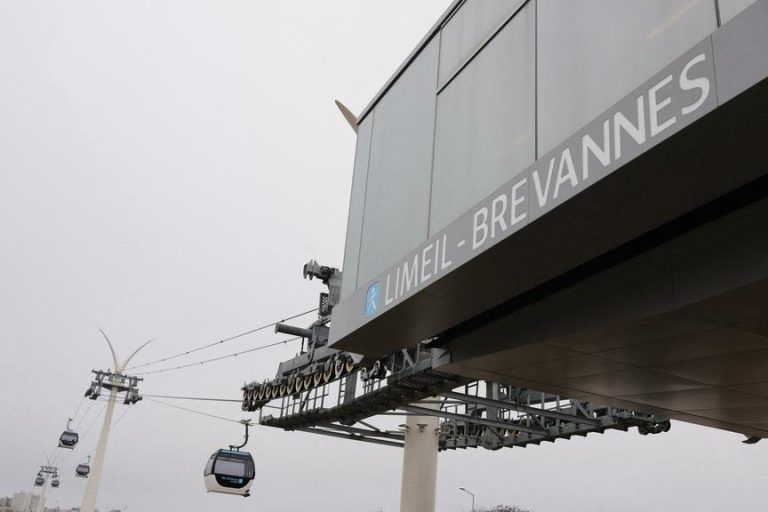 Doppelmayrs längste Stadtseilbahn Europas in Paris eröffnet.