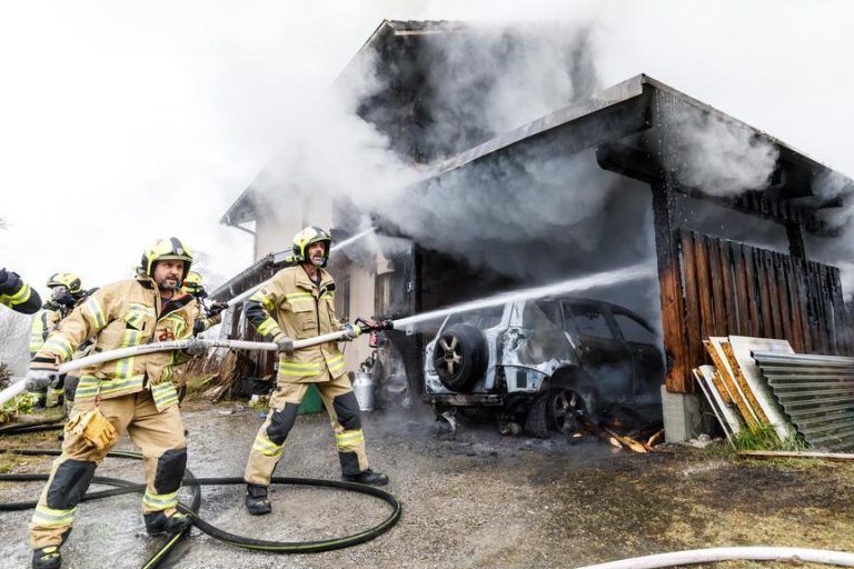 Brand in Carport griff auf Wohnhaus über