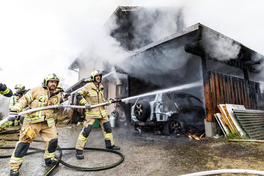 Brand in Carport griff auf Wohnhaus über
